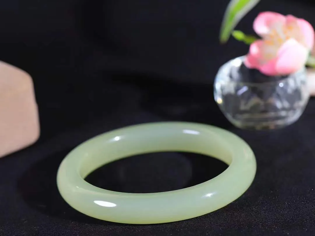 【温润于心.手镯】

精品️和田玉晴水手镯，如晴水般清澈，似晴空般纯净。每一缕纹理都诉说着大自然的馈赠，温润细腻，触手生温。佩戴它，仿佛将一片宁静的晴水湖戴在腕间，优雅从容，气质非凡。重52.8克  尺寸58.5-11.3-9mm  551202533A