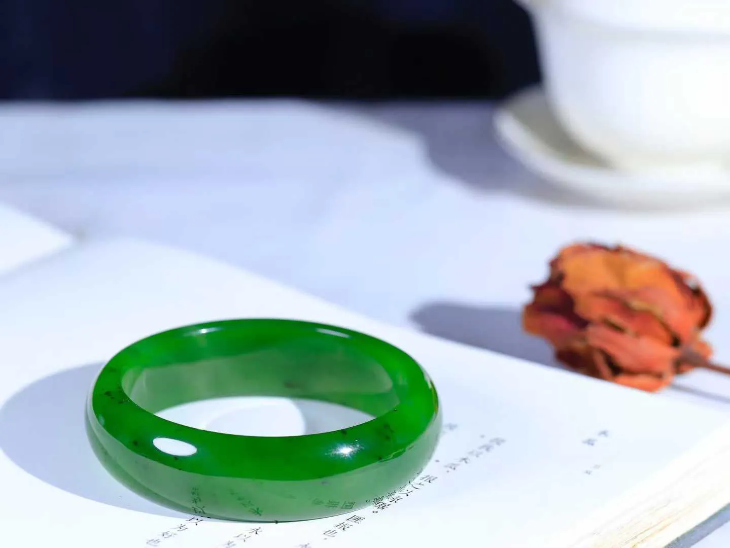 【悠悠芳华.镯】

精品和田玉碧玉手镯 玉质温润 青葱岁月，尽收腕中，婉转流畅，凝岁月悠长。盈一