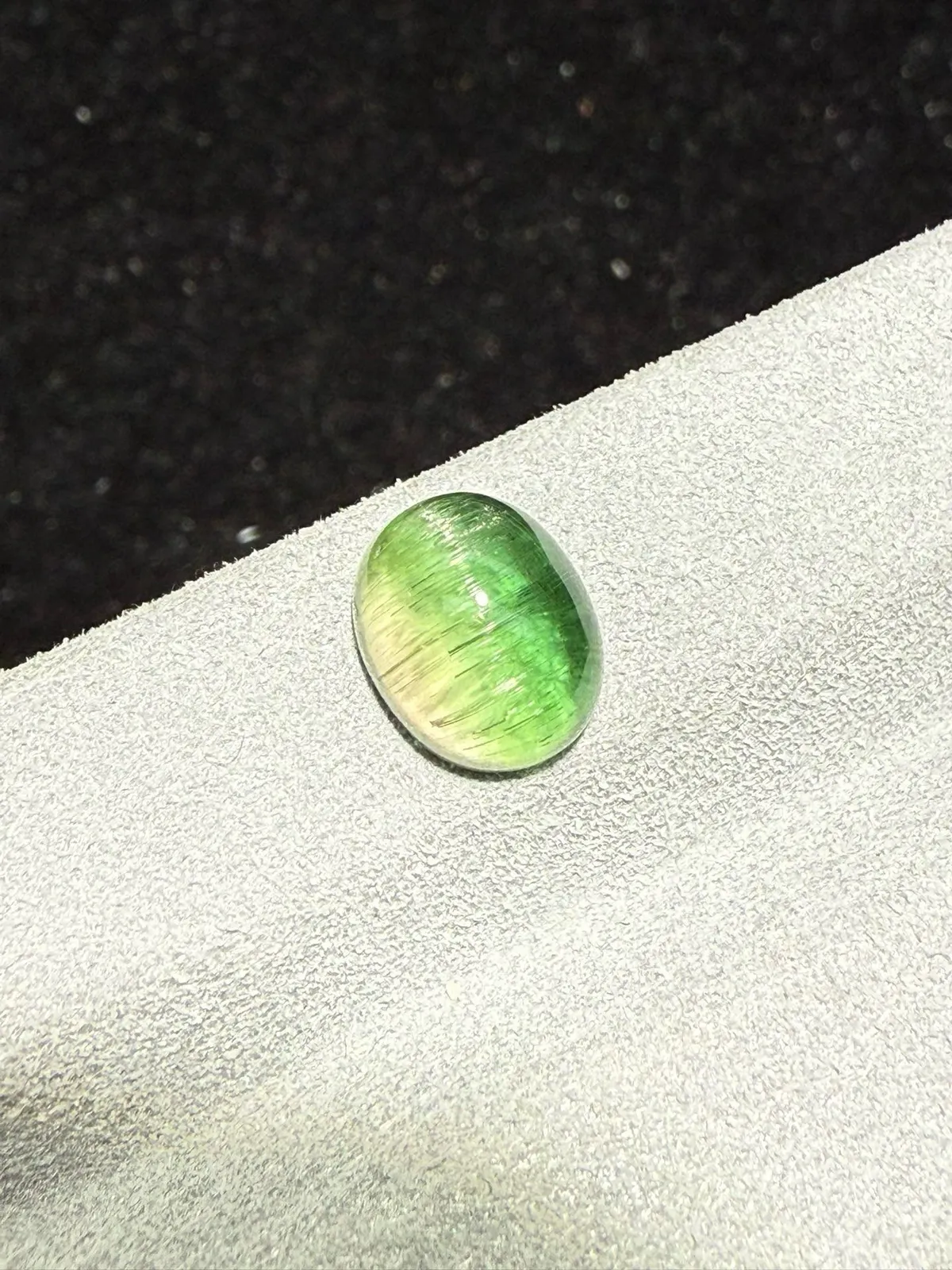 3.625克拉 西瓜碧玺猫眼裸石 猫眼效应犀利 晶体好[强][强] 水头十足 俏色系列可遇不可求 大约规格：9.6*7.7*5.2mm