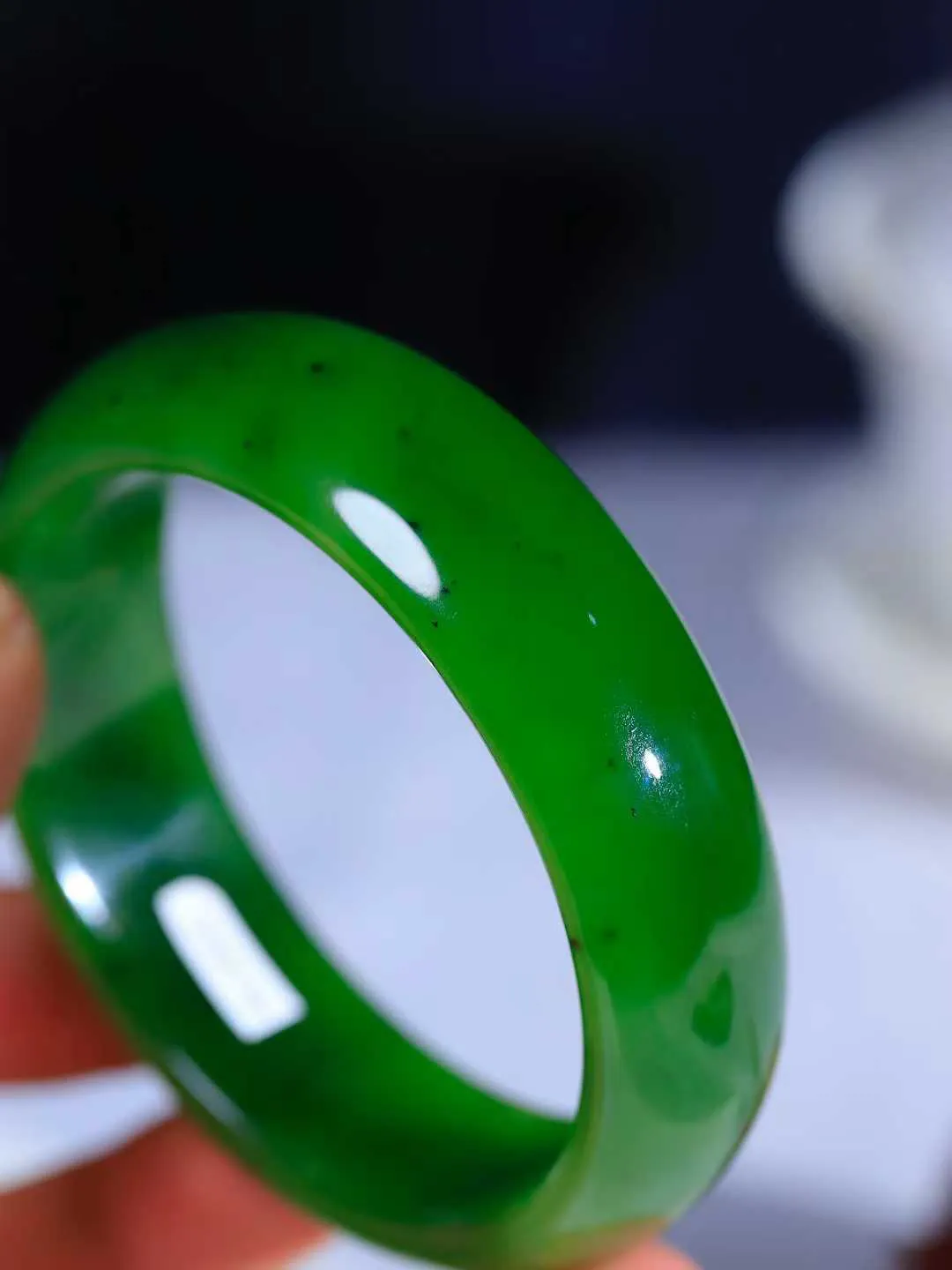 【悠悠芳华.镯】

精品和田玉碧玉手镯 玉质温润 青葱岁月，尽收腕中，婉转流畅，凝岁月悠长。盈一眸恬淡，挽一抹绿意。重71克 内径58.5mm尺寸18-7.7mm   861202455A