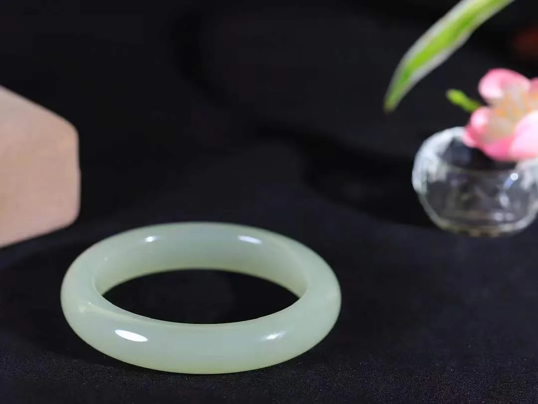 【诗情画意.手镯】

精品️和田玉晴水手镯   细腻油脂,手感润滑。意韵飘渺，温雅细腻，工艺精湛