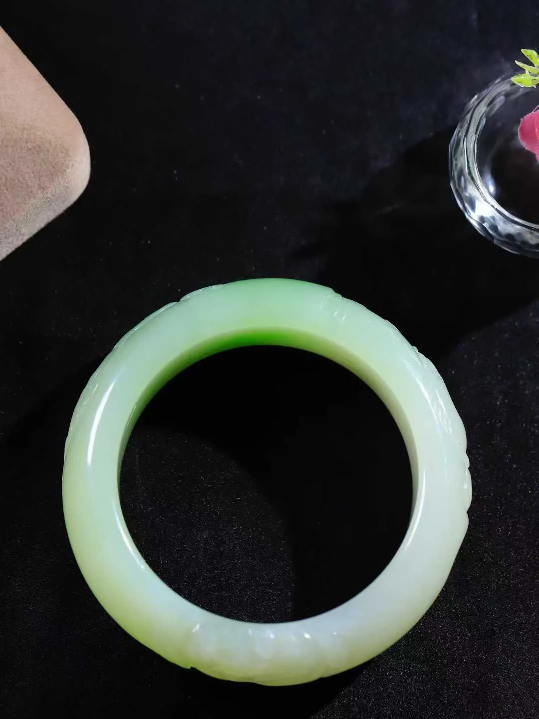 【龙凤呈祥.手镯】

 收藏级珍品️和田玉翠青龙凤呈祥手镯，质地细腻，油润度也是好的，古韵古香 ️龙凤双喜、象征龙凤呈祥天生一对、吉祥如意。重128.5克 尺寸59-21.7-11.5mm 331202400A