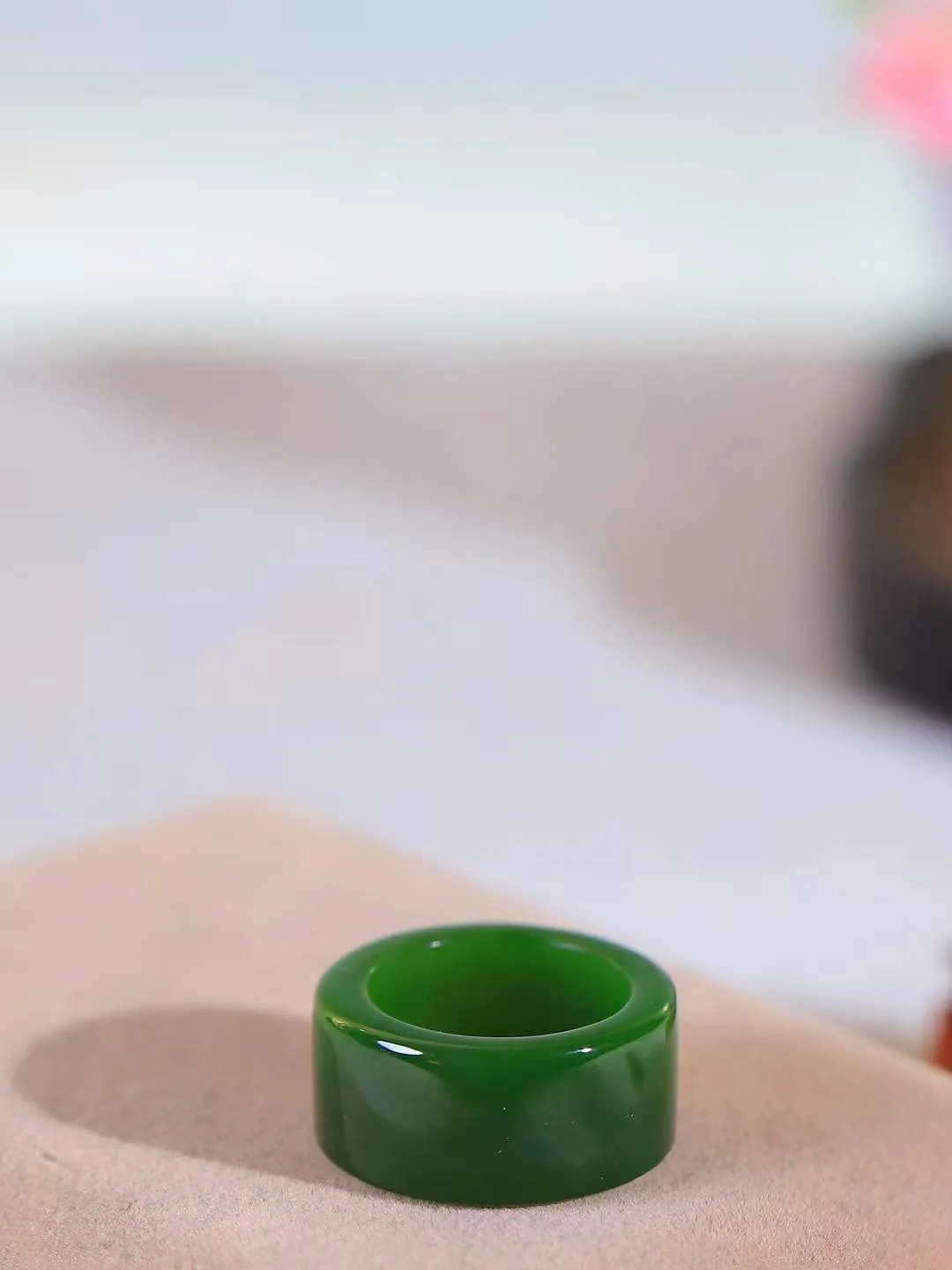 【古韵·扳指】

精品和田玉碧玉扳指，玉质温润，油润感十足， 整器古韵生辉。优雅高贵。运筹帷幄