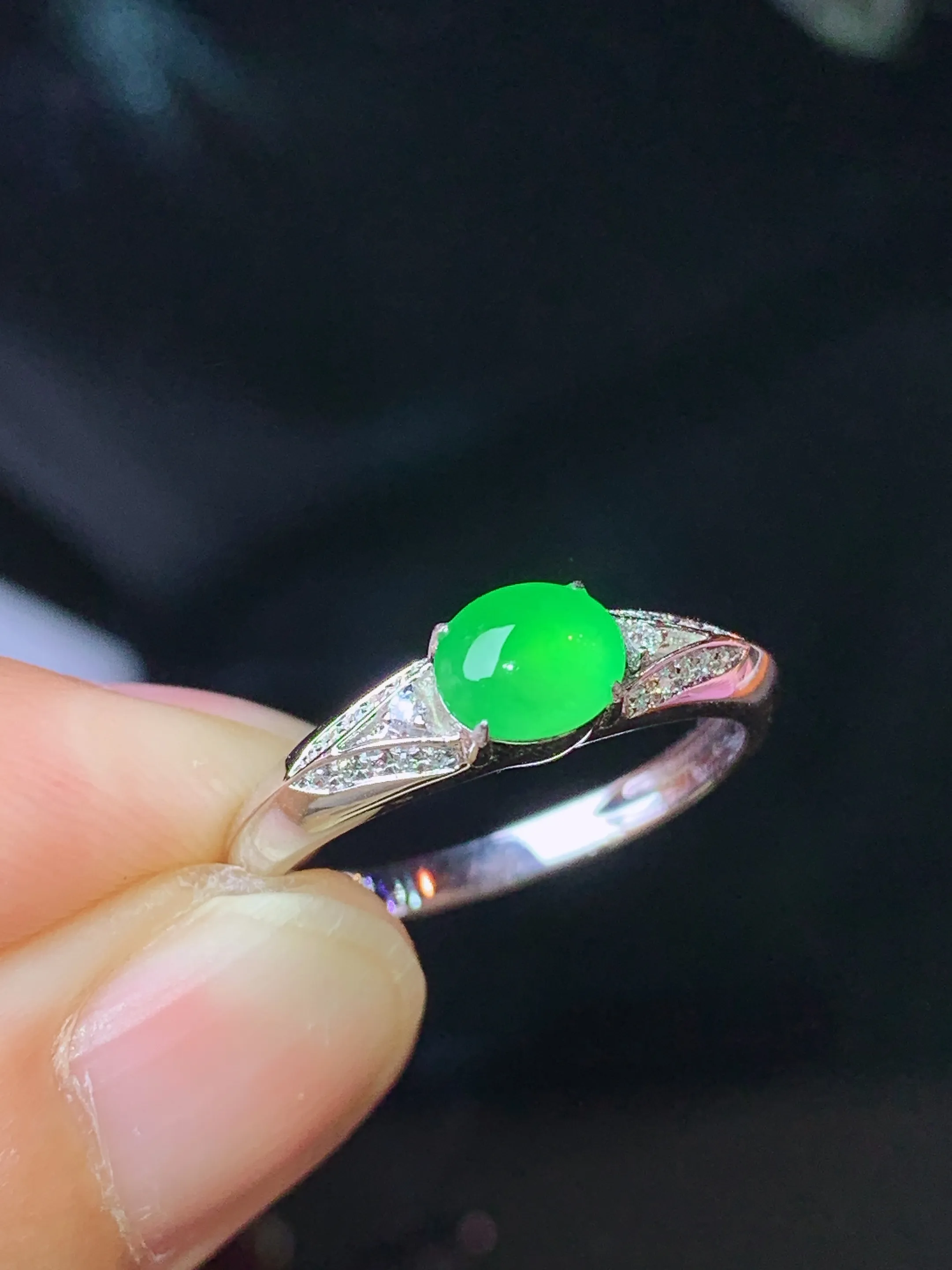 18k金钻镶嵌满绿蛋面戒指 玉质细腻 色泽清新艳丽 圈口14.5 整体尺寸5*5.6*2.3