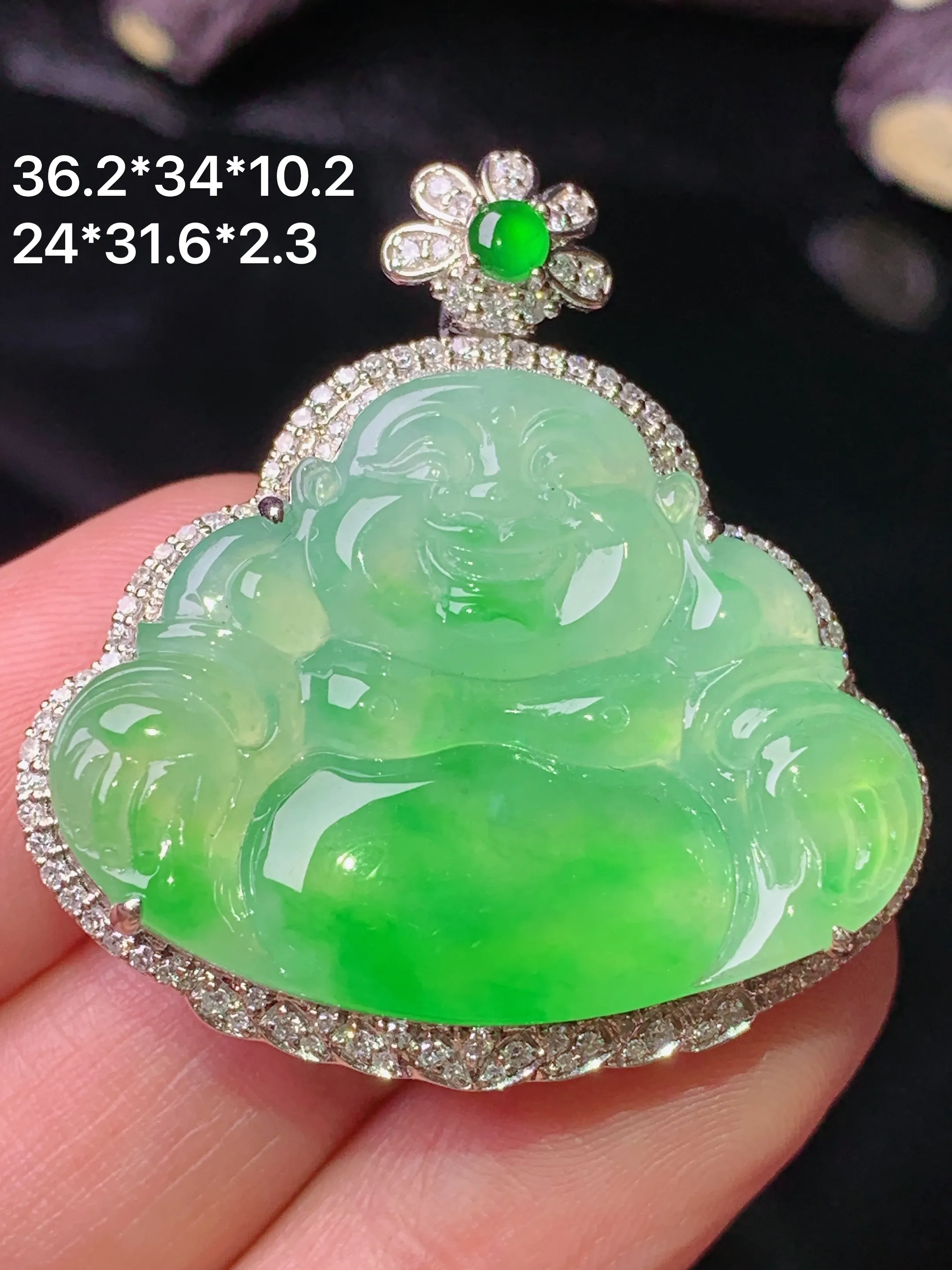 18k金钻镶嵌翠绿佛公吊坠 玉质细腻 色泽清新艳丽 整体尺寸36.2*34*10.2