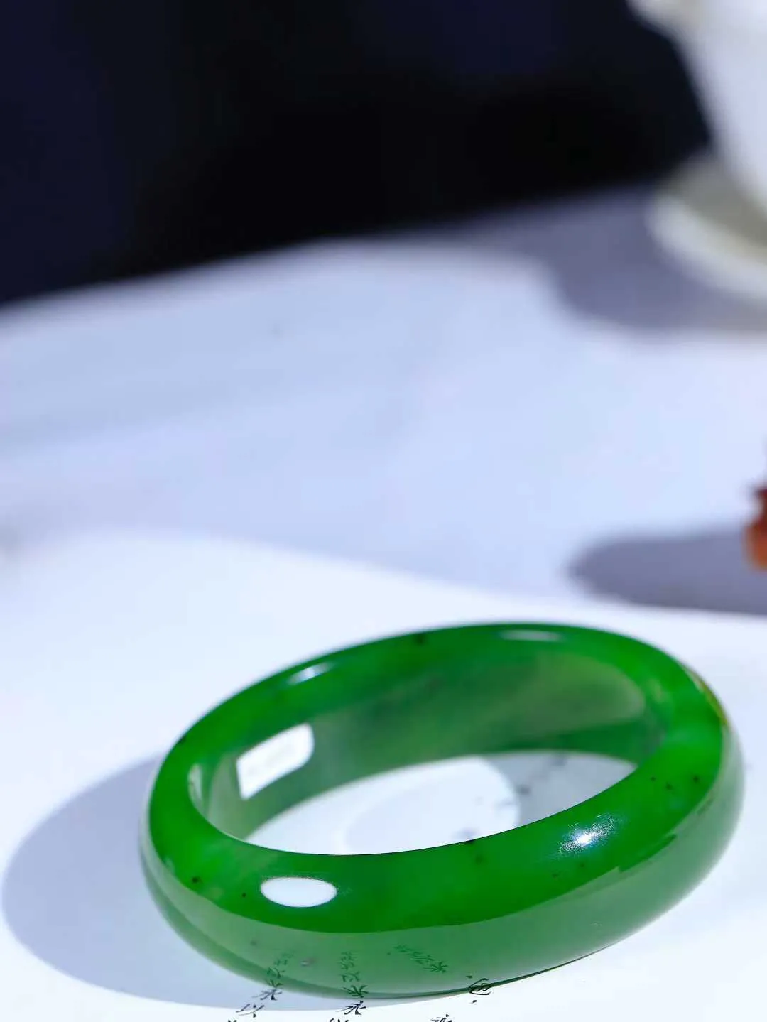 【悠悠芳华.镯】

精品和田玉碧玉手镯 玉质温润 青葱岁月，尽收腕中，婉转流畅，凝岁月悠长。盈一眸恬淡，挽一抹绿意。重71克 内径58.5mm尺寸18-7.7mm   861202455A