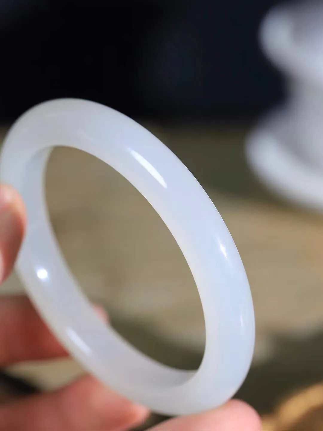 （一见倾心.手镯）

精品和田玉冰底手镯，玉质温润细腻 油性十足 手感舒适，高华雅逸，线条流畅，简约大气，美自天成，素雅高贵。佩戴于腕间，婉约之美，举手投足间透出那低调奢华。重49.8克  尺寸59-10.5-9mm FDL791242426