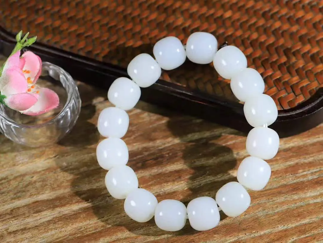 （老型珠.手串）

精品和田白玉老型珠手串，也可做手持，玉质细腻油润 饱满光滑 质朴无华，悠远简单，人心境界远，百世修炼深，心灵常驻善意持，觉悟人生百世修。重69.7克    尺寸取一12.5-13.8mm    541201201L