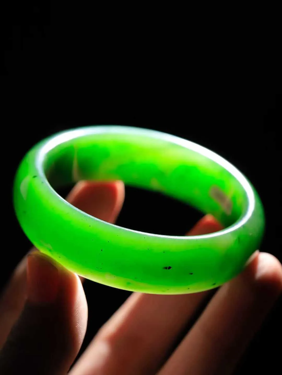 【悠悠芳华.镯】

精品和田玉碧玉手镯 玉质温润 青葱岁月，尽收腕中，婉转流畅，凝岁月悠长。盈一眸恬淡，挽一抹绿意。重71克 内径58.5mm尺寸18-7.7mm   861202455A