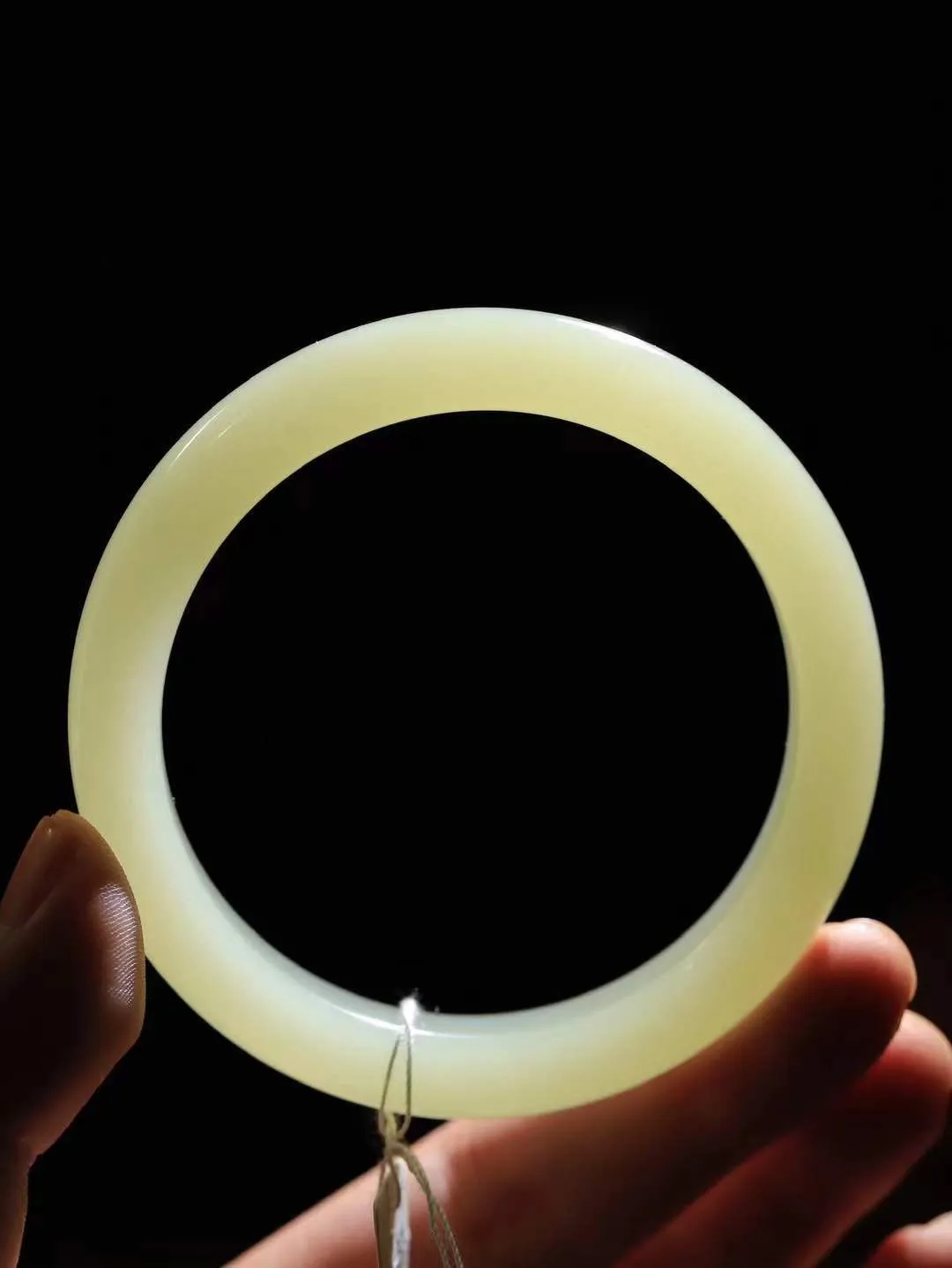 【温润于心.手镯】

精品️和田玉晴水手镯，如晴水般清澈，似晴空般纯净。每一缕纹理都诉说着大自然的馈赠，温润细腻，触手生温。佩戴它，仿佛将一片宁静的晴水湖戴在腕间，优雅从容，气质非凡。重52.8克  尺寸58.5-11.3-9mm  551202533A