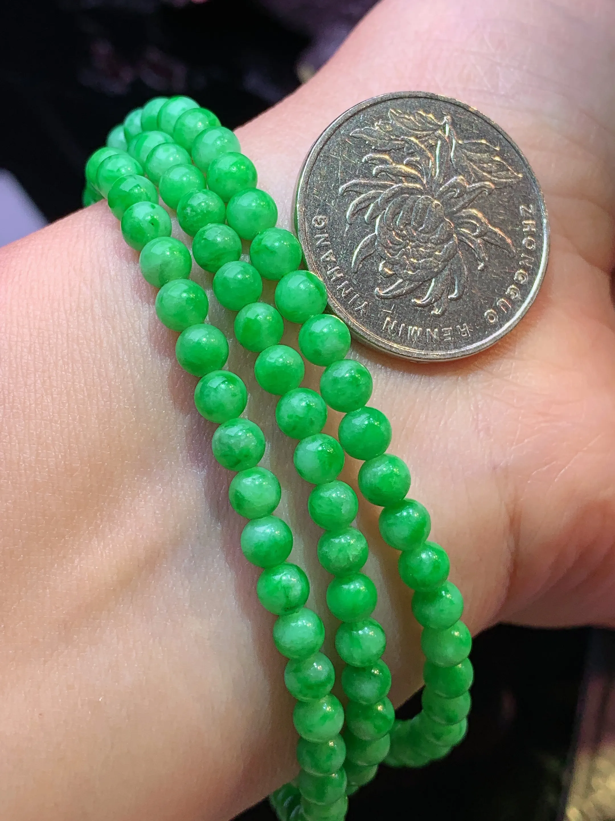 翠绿圆珠项链 玉质细腻 色泽清新艳丽 整体尺寸4.5