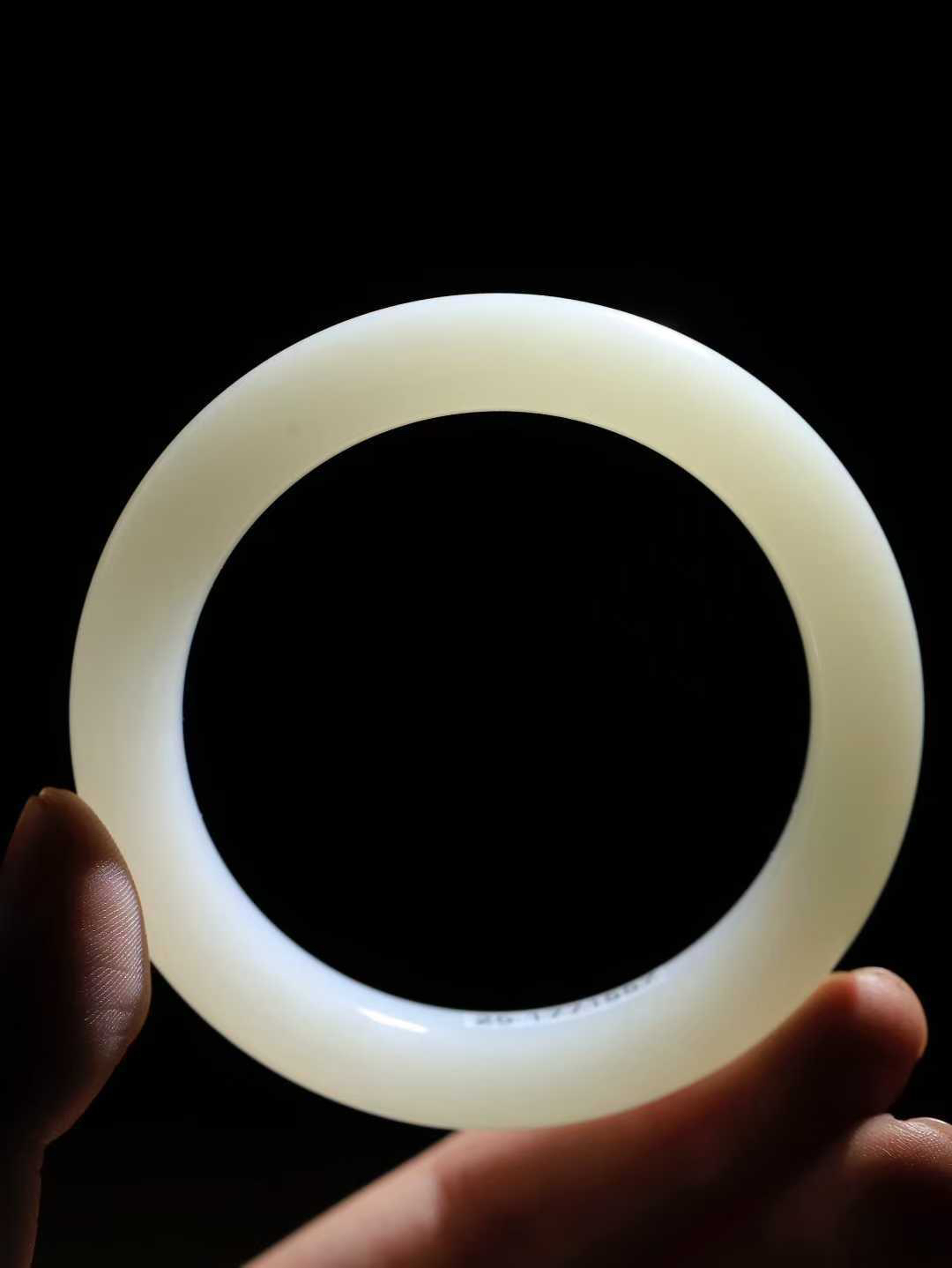 【一见钟情·手镯】

精品和田玉白玉手镯。镯型饱满，温润细腻，脂润沁香。️执一卷书，沏一盏茶，着一袭裙，戴一只镯。淡淡浅笺，素心若兰，静赏玉中诗画。悠悠岁月，芊手轻摘，盛满诗样芳华。重55.4克   内径圈口55.5mm 尺寸11-10mm  FDA-111252433