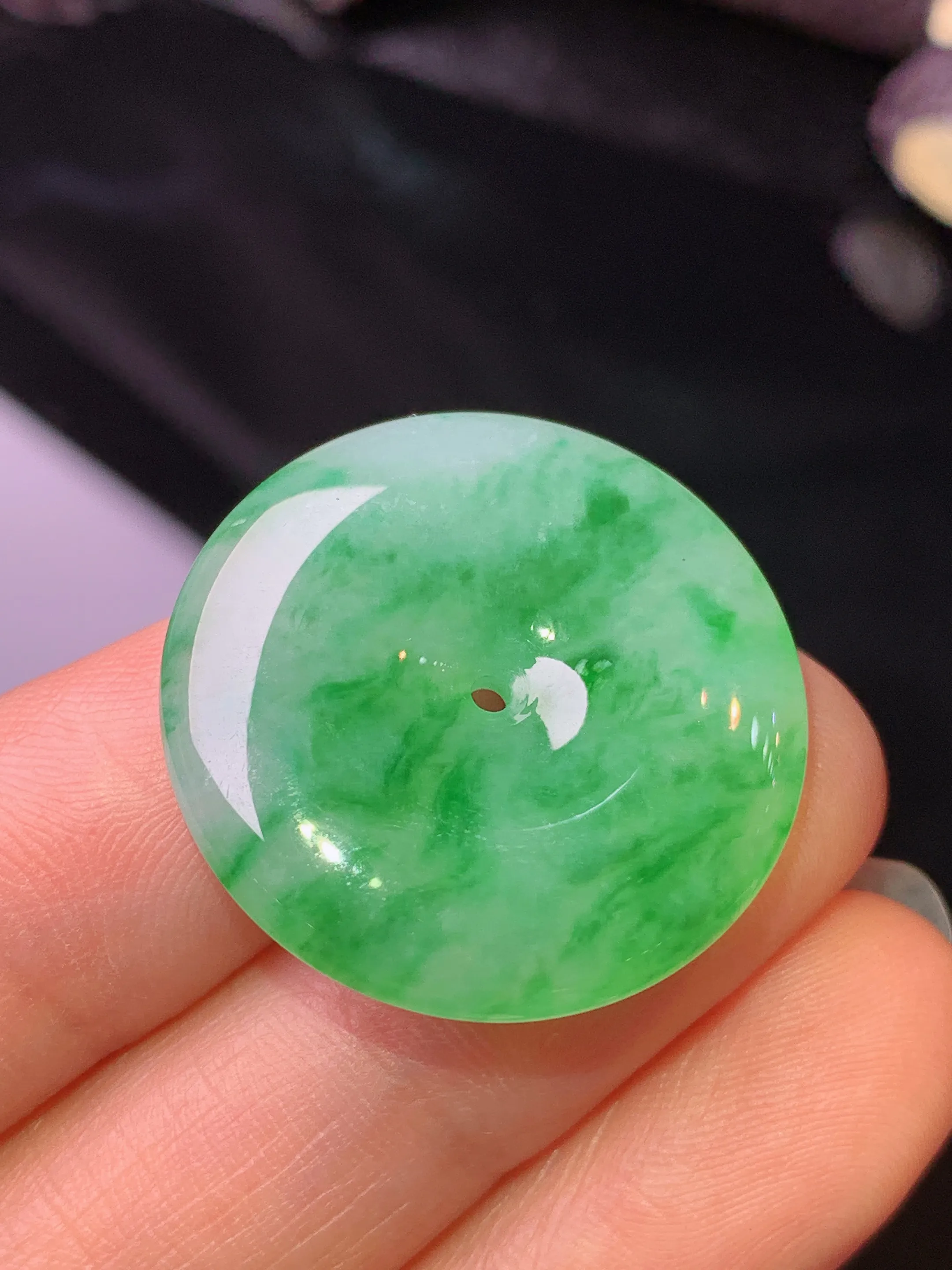 翠绿平安扣吊坠 玉质细腻 色泽清新艳丽 整体尺寸25.5*5.2