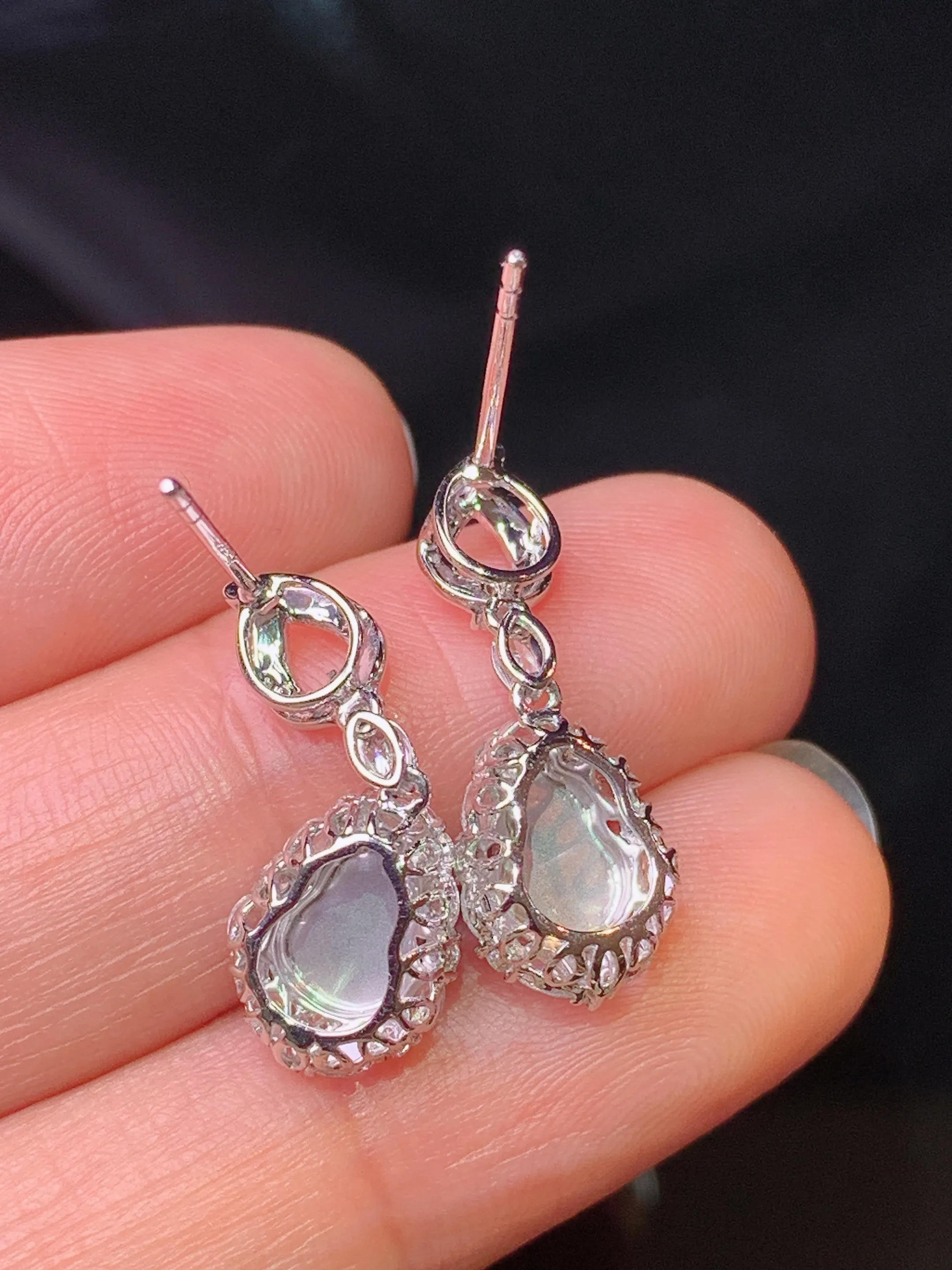 18k金钻镶嵌满绿葫芦耳坠 玉质细腻 色泽清新艳丽 整体尺寸22.5*8.5*5.7