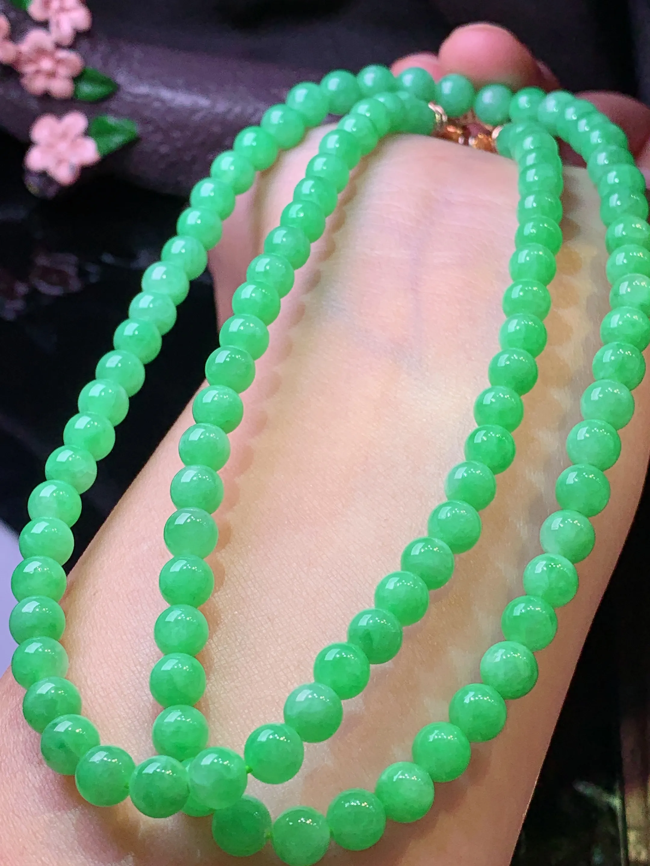 翠绿圆珠项链 玉质细腻 色泽清新艳丽 整体尺寸5.8