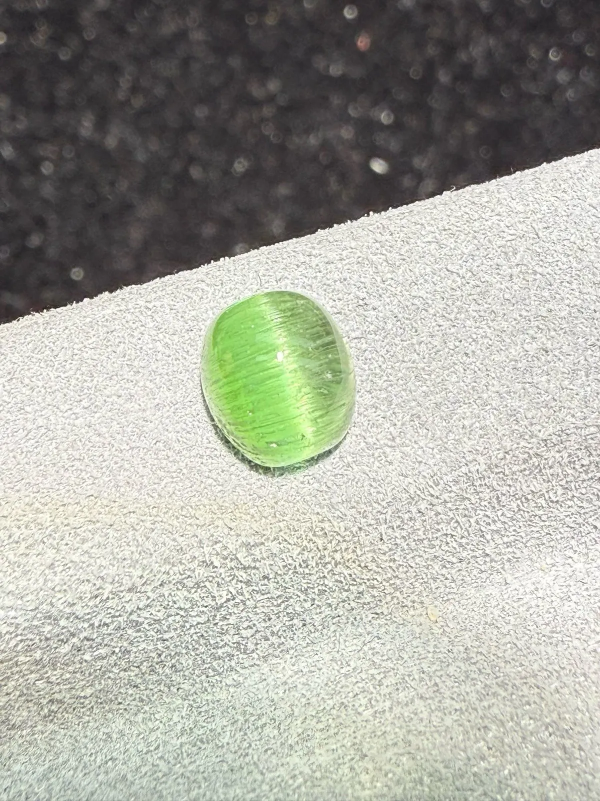 1.645克拉碧玺猫眼裸石 猫眼效应犀利 晶体好[强][强] 水头十足 俏色系列可遇不可求 大约规格：6.5*5.6*4.7mm