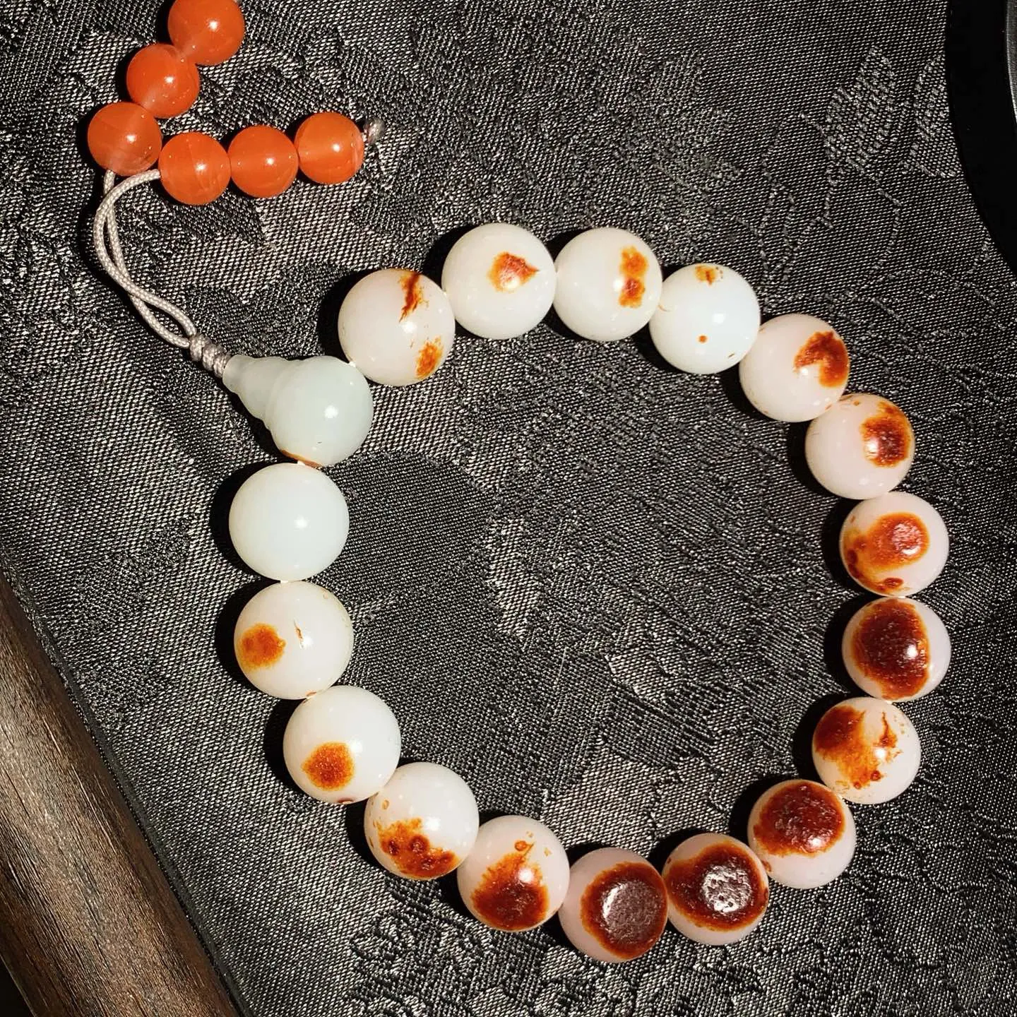 新疆和田玉枣红皮油皮料羊脂白圆珠手串 单颗尺寸12重48克 玉质细腻油润。手推出油。佩戴高端典雅。l