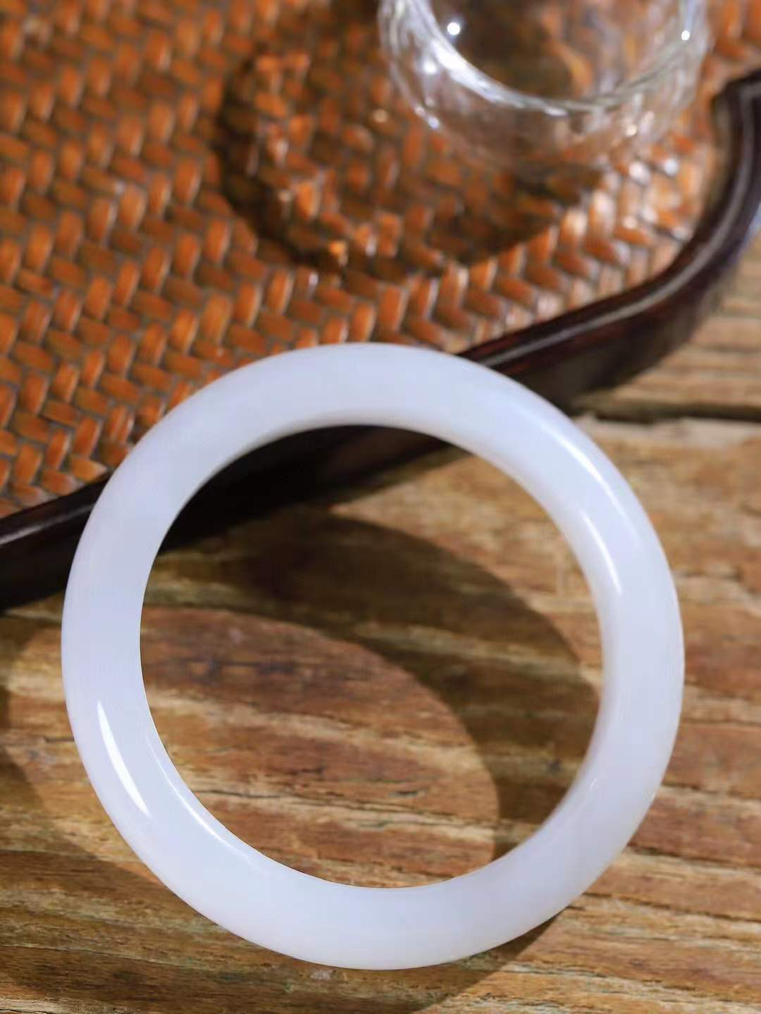 【花样年华·手镯】

精品和田玉白玉手镯，质地油润细腻，色泽高贵典雅，镯型古朴典雅。在诗情画意的雨巷相遇，你是我腕间的一抹风情，有你眸有深情，清风荡漾湖间静水，我愿俯身低眉，在烟波涟漪处，寻你深情倩影。内径54.5mm尺寸12-9mm 重51克fDA-781272524