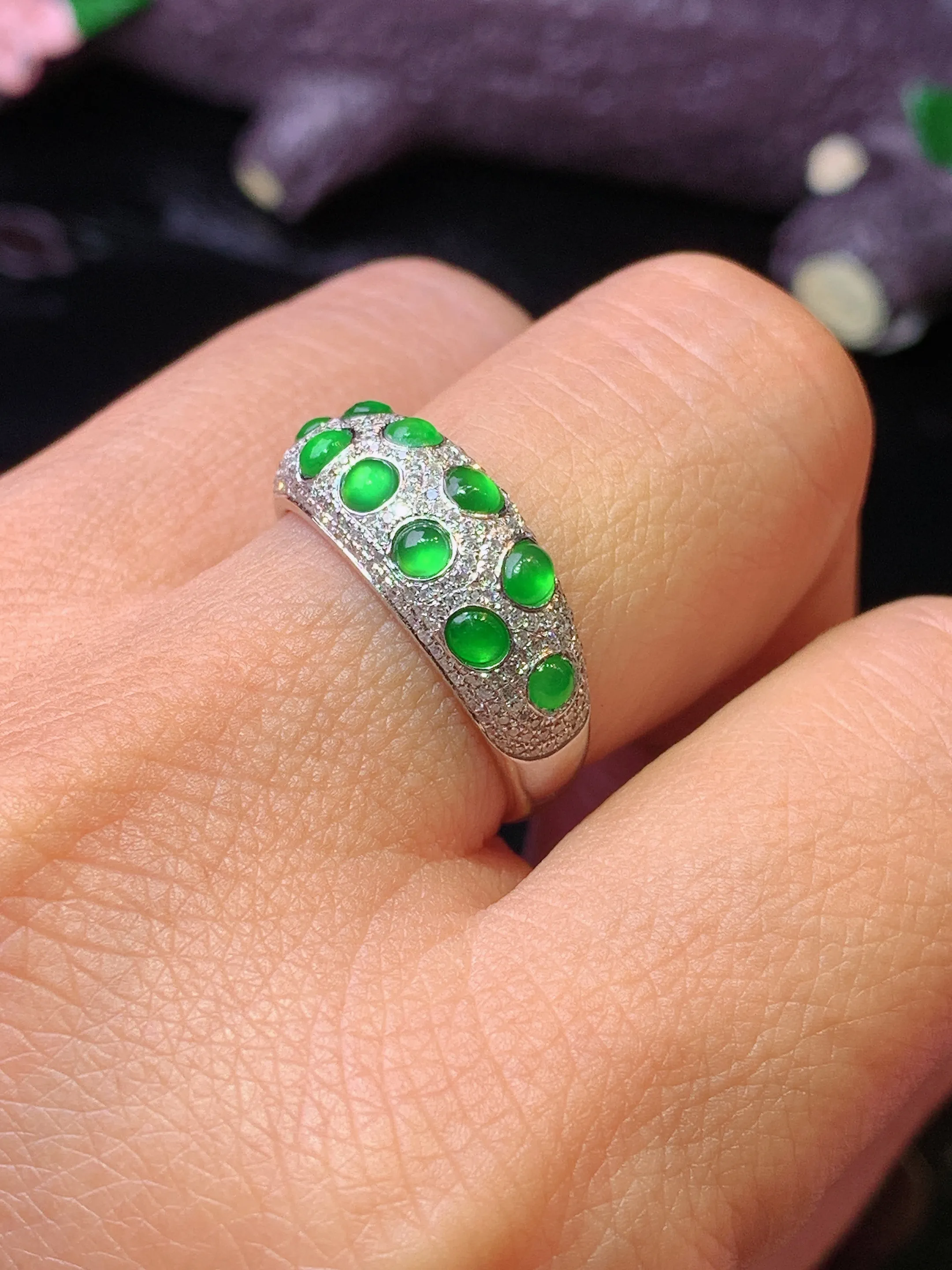 18k金钻镶嵌满绿蛋面戒指 玉质细腻 色泽清新艳丽 圈口15 整体尺寸2.5*2