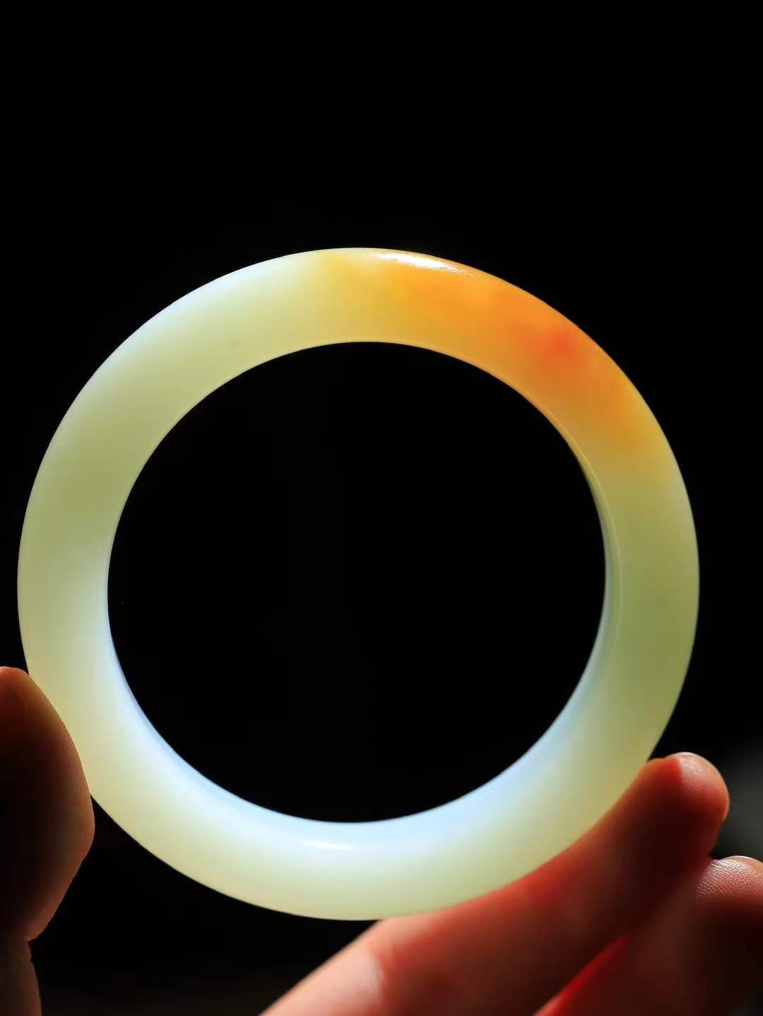 【暖玉生香·手镯】

精品和田玉糖白玉手镯，质地油润细腻，色泽高贵典雅，镯型古朴典雅。在诗情画意的雨巷相遇，你是我腕间的一抹风情，有你眸有深情，清风荡漾湖间静水，我愿俯身低眉，在烟波涟漪处，寻你深情倩影。内径57mm尺寸13-10mm重68.3克fDL-181252400