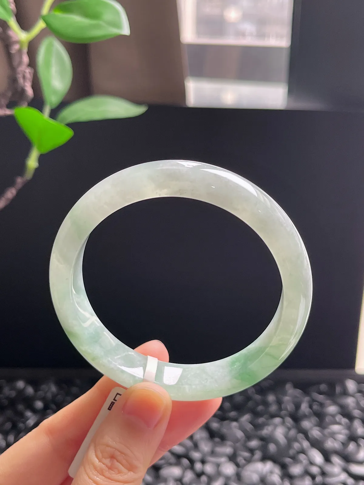 正圈57圈口，翡翠糯化种淡绿色手镯