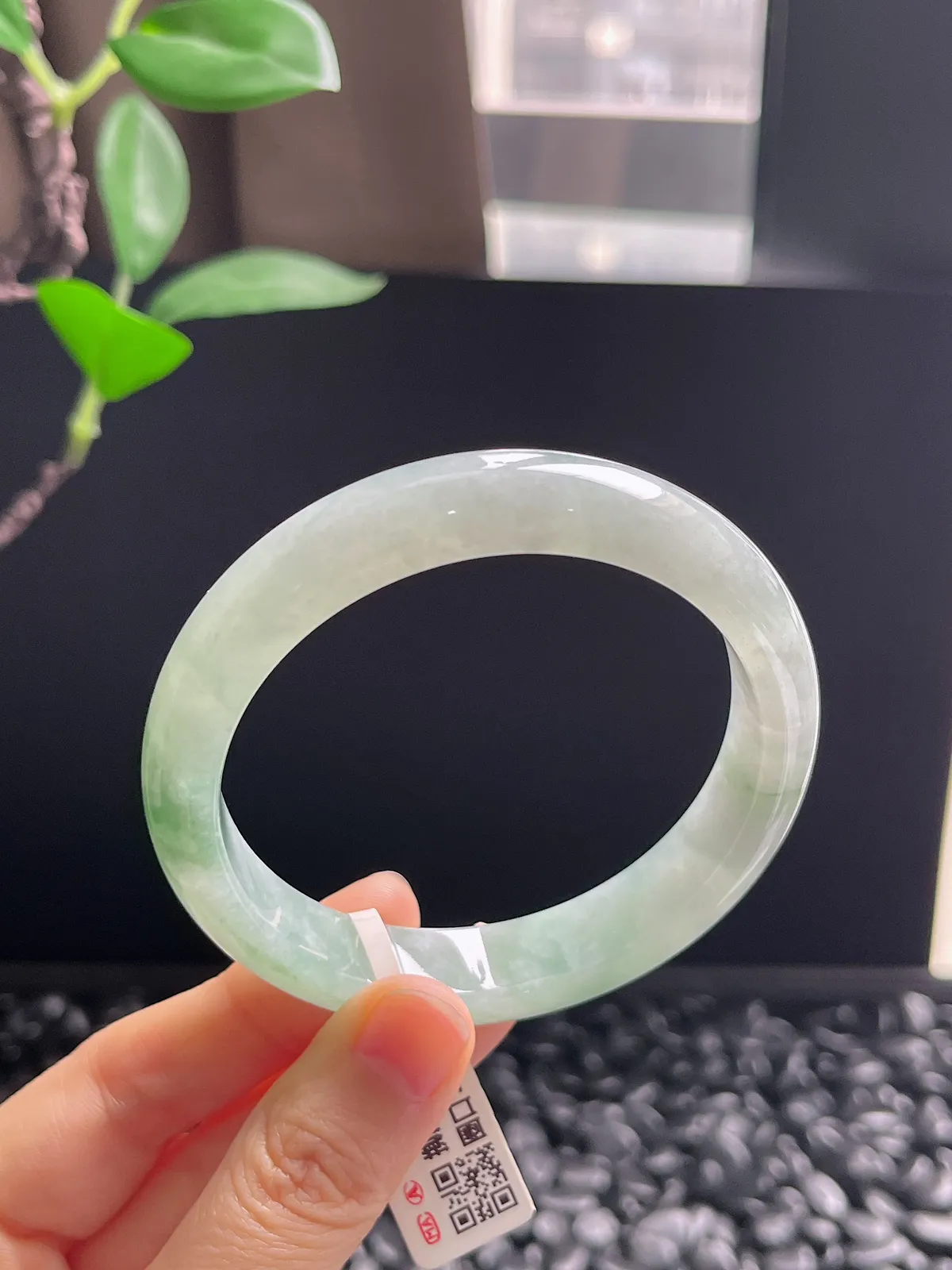 正圈57圈口，翡翠糯化种淡绿色手镯