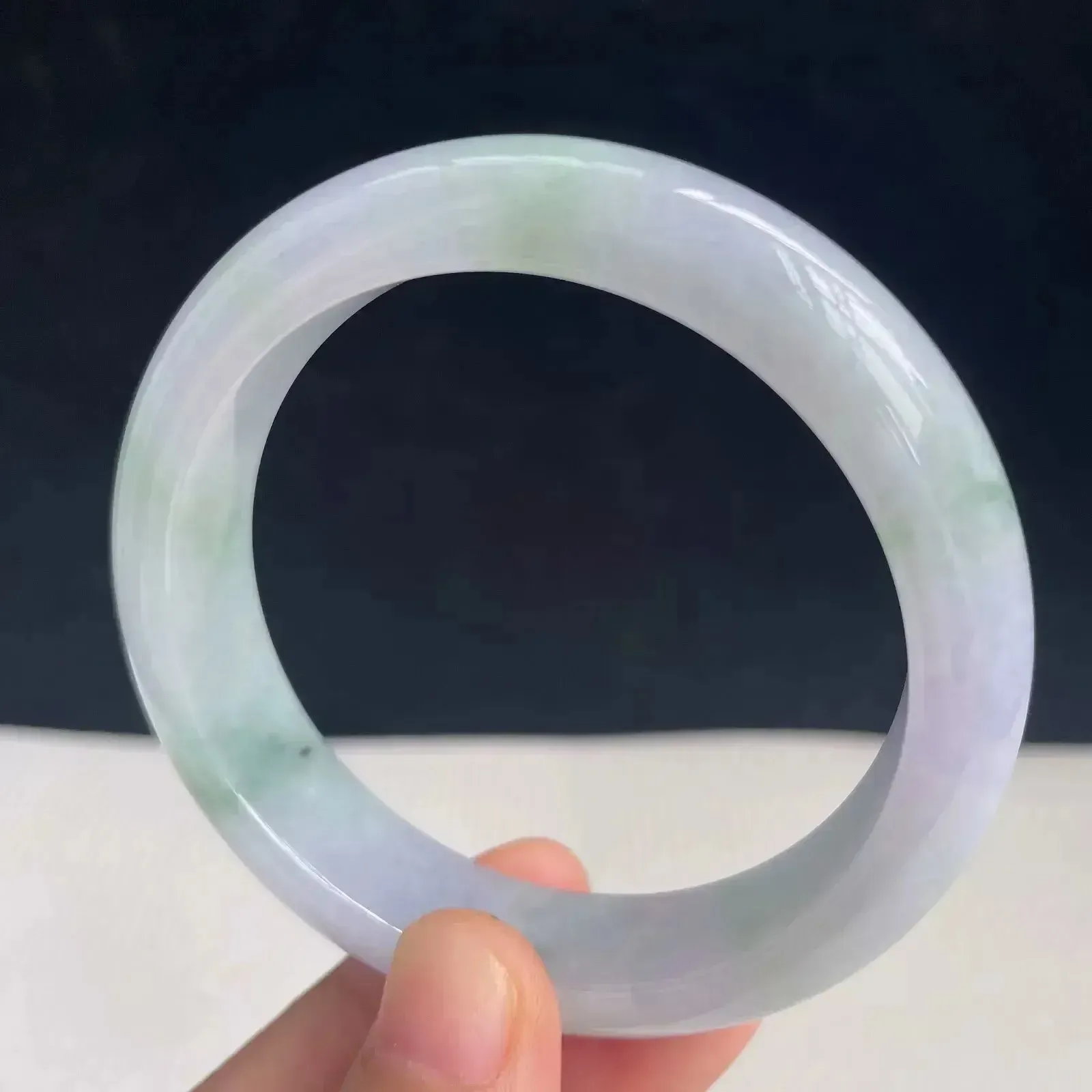 52.8小圈口自然光拍摄天然翡翠淡紫飘绿正圈手镯 51.10克