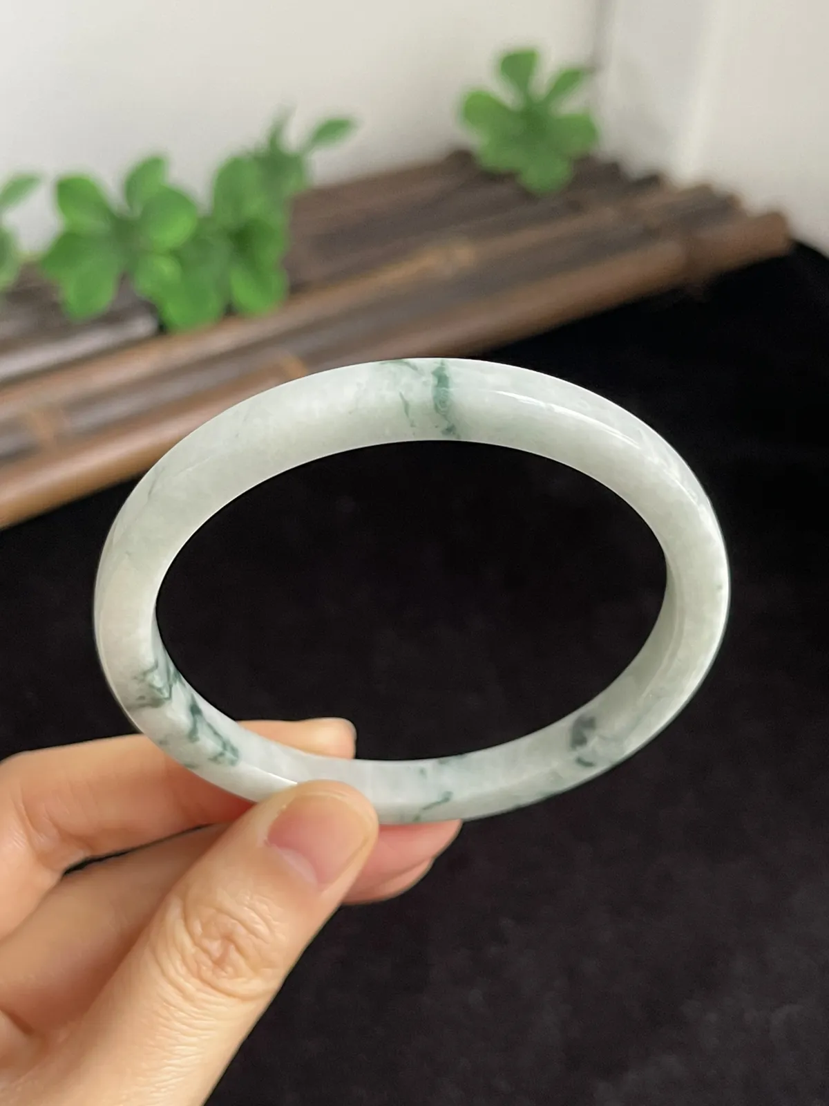 正圈58圈口，翡翠糯化种飘绿手镯，飘片片绿花，种老肉细，造型独特，飘花灵动，上手漂亮