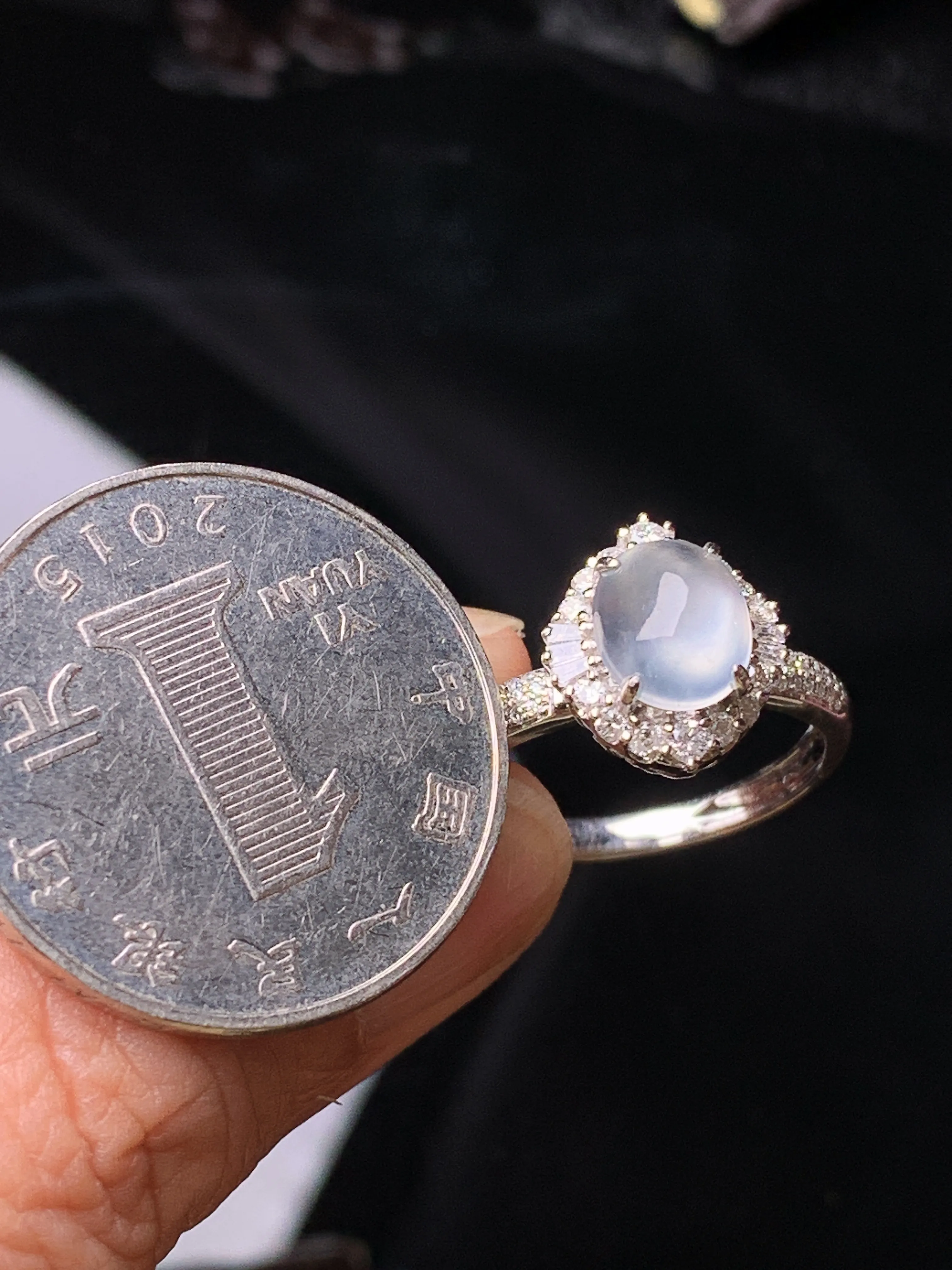 18k金钻镶嵌冰种蛋面戒指 玉质细腻 色泽清新艳丽 圈口14.5 整体尺寸12.3*10.8*8.2