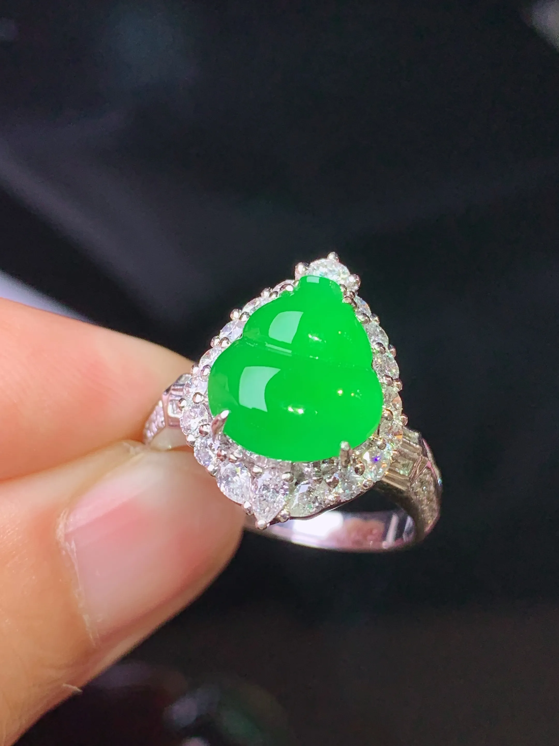 18k金钻镶嵌满绿葫芦戒指 玉质细腻 色泽清新艳丽 圈口14 整体尺寸17.2*12.6*10.5