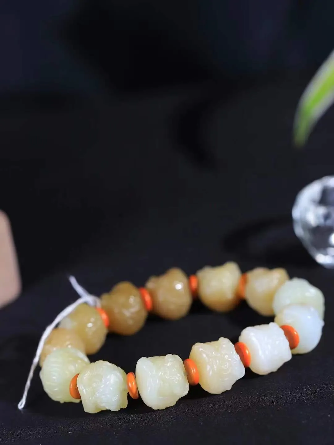 【醒狮.手串】

精品和田玉糖白玉醒狮手串，精雕醒狮，毛羽丝丝可见，它有着美丽的外表，目光尖锐，与日比肩。寓意有着坚定清晰的目标，并奋力前进，执着拼搏，最终与日同辉。重60.7克  尺寸取一13.4-14.2-13.7mmfDT-881202466