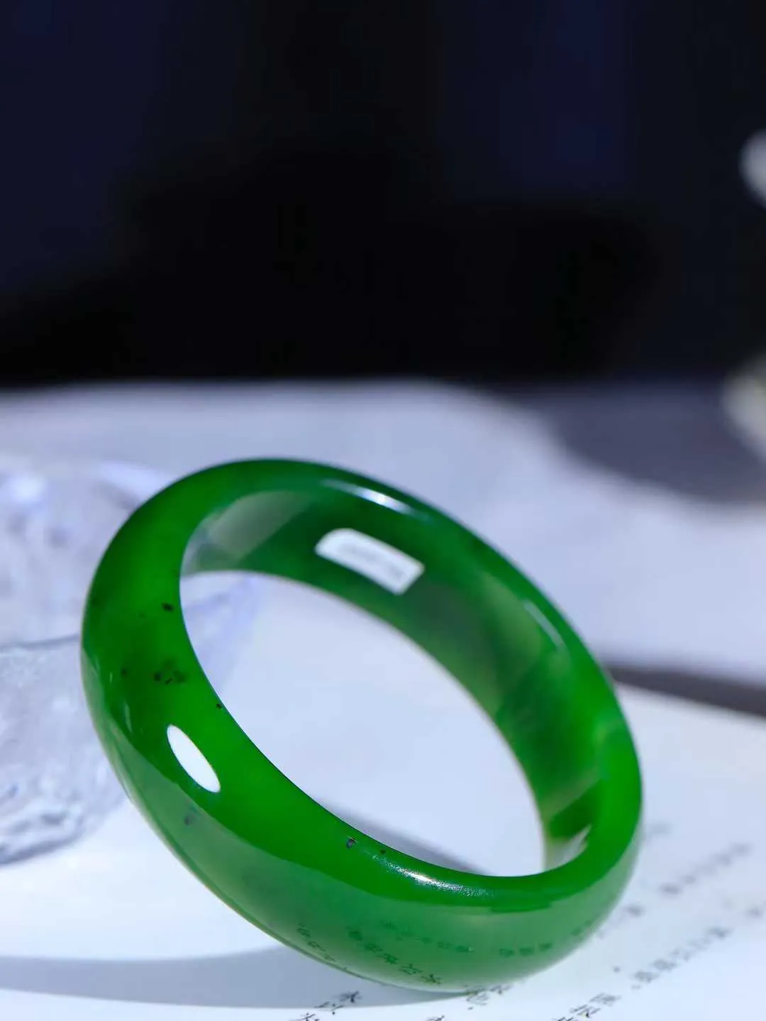 【悠悠芳华.镯】

精品和田玉碧玉手镯 玉质温润 青葱岁月，尽收腕中，婉转流畅，凝岁月悠长。盈一眸恬淡，挽一抹绿意。重71克 内径58.5mm尺寸18-7.7mm   861202455A