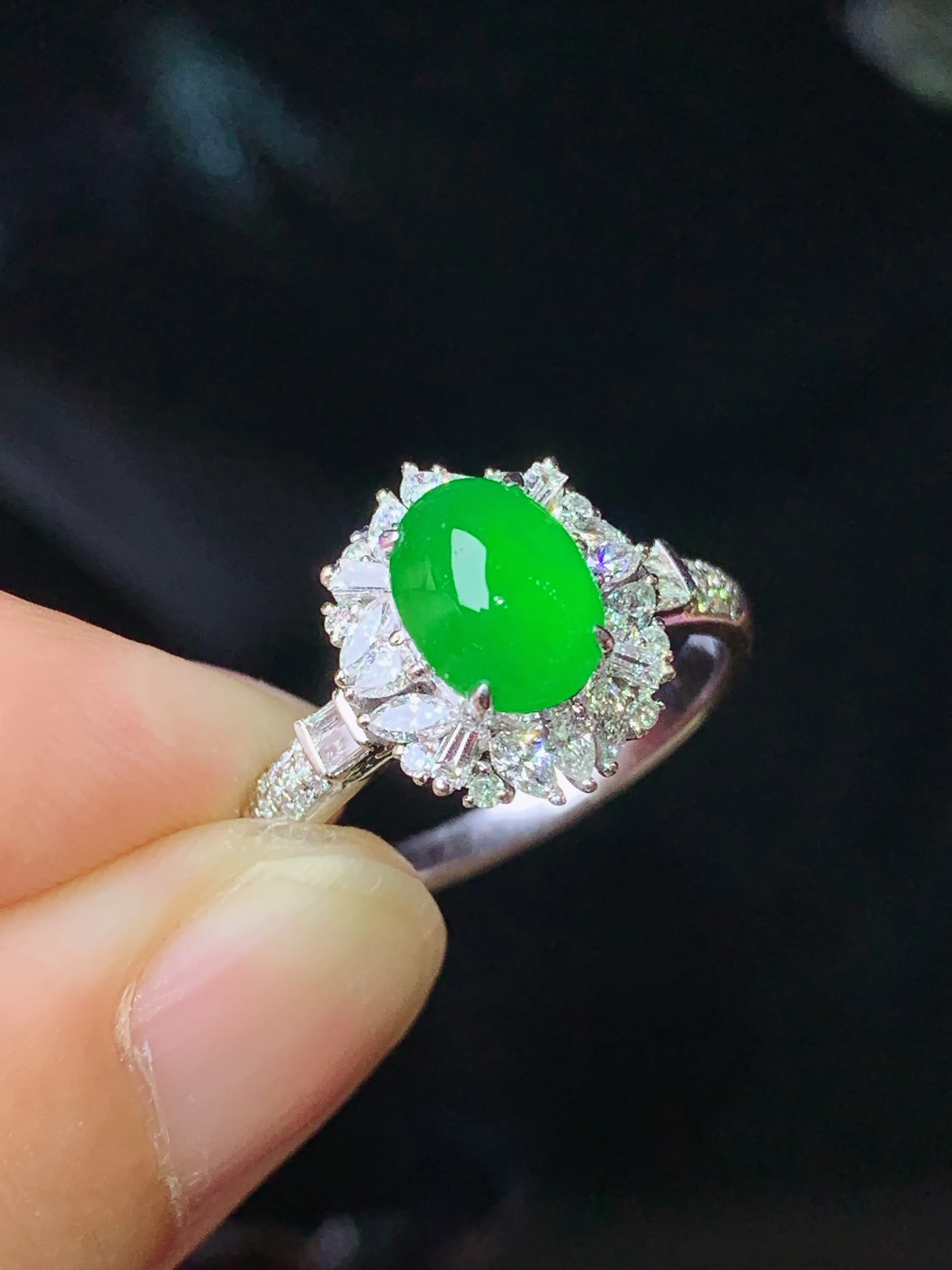 18k金钻镶嵌满绿蛋面戒指 玉质细腻 色泽清新艳丽 圈口15 整体尺寸12.7*11*7.8