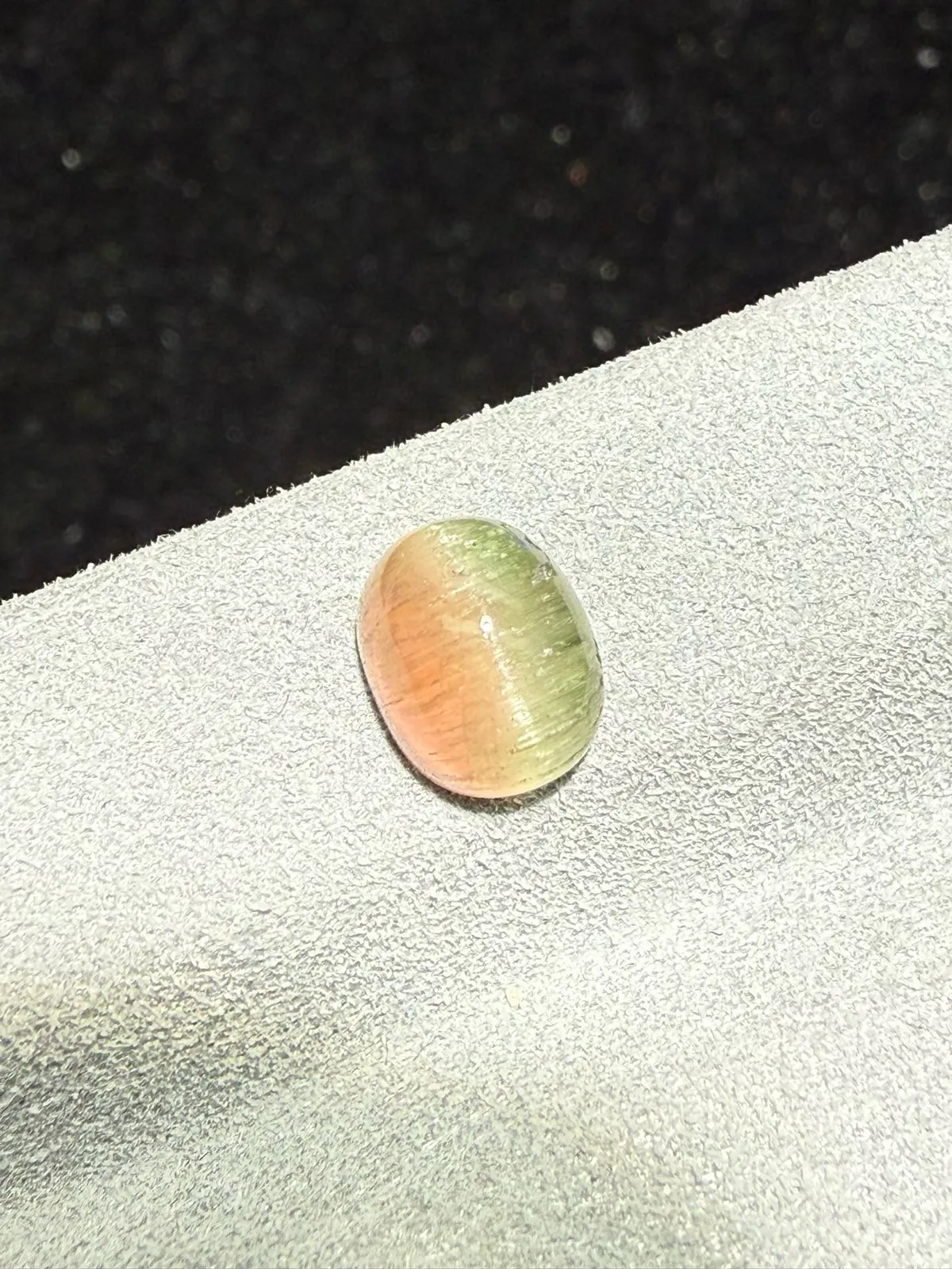 2.22克拉 西瓜碧玺猫眼裸石 猫眼效应犀利 晶体好[强][强] 水头十足 俏色系列可遇不可求 大约规格：8*6.3*4.7mm