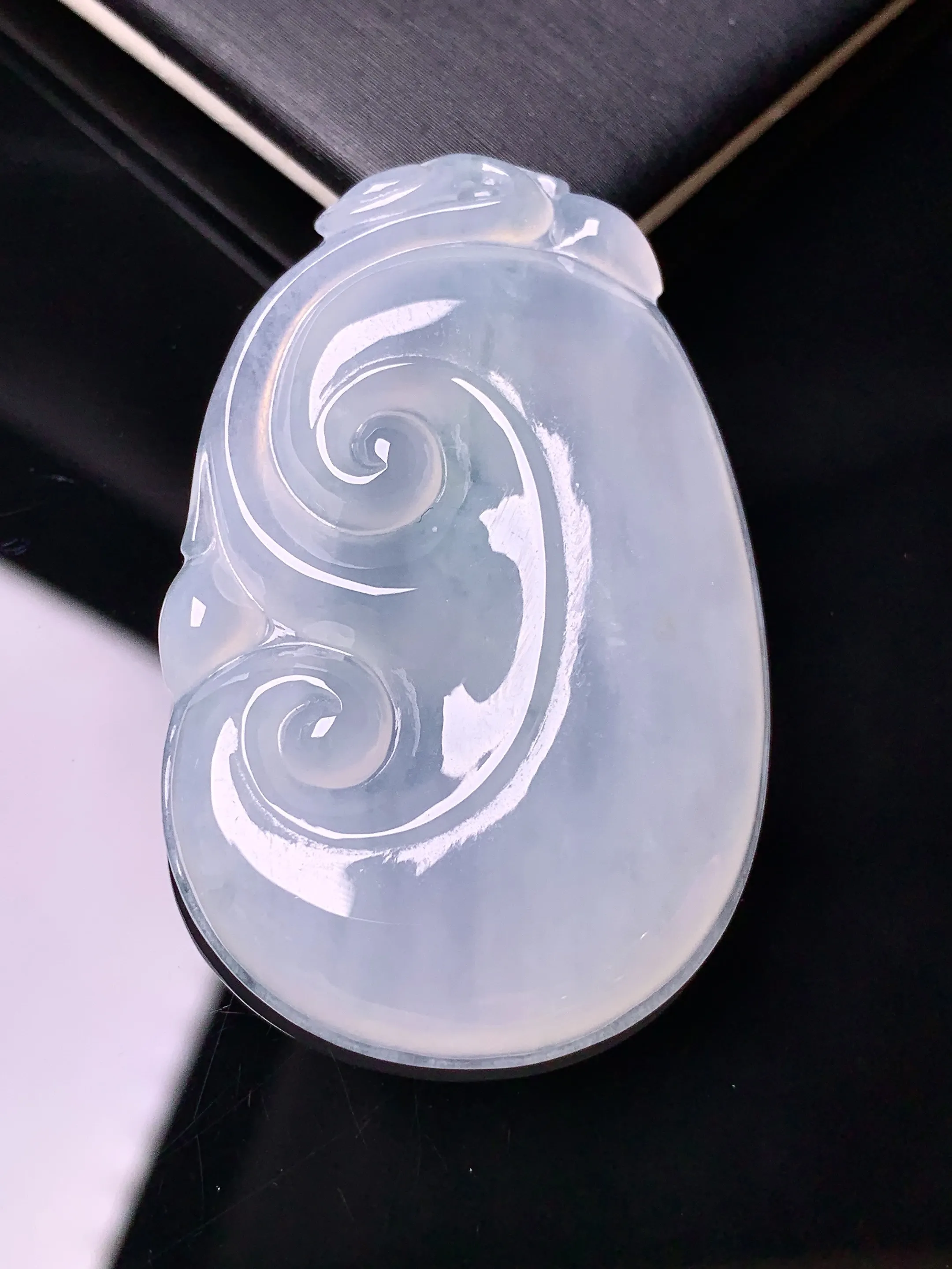 冰种如意吊坠 玉质细腻 色泽清新艳丽 整体尺寸44.6*29.2*6