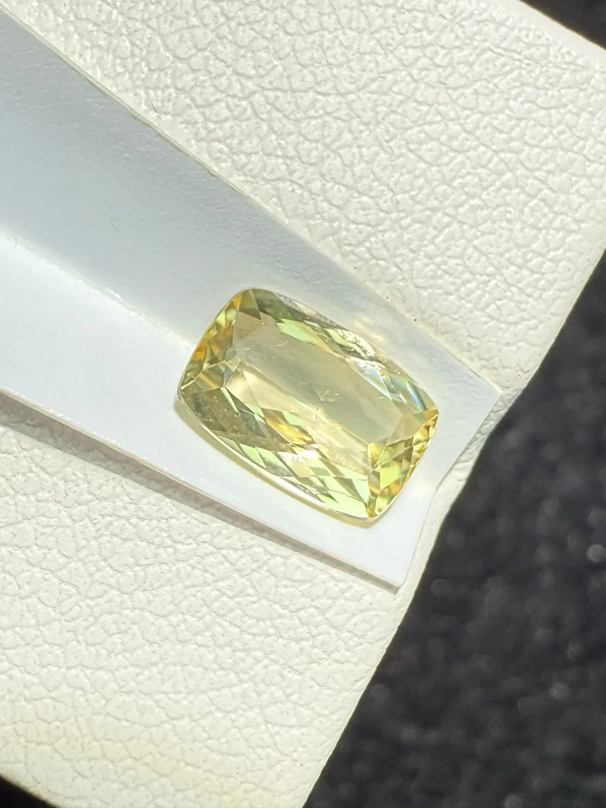 【高端珠宝】天然极美帝王托帕石裸石
重量: 1.435ct  规格: 8.2*5.5*3.1毫米
精湛切工，满身火彩
台面大，实物更美，可以代镶嵌设计。