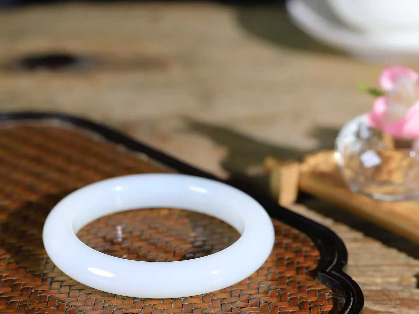 【一见钟情·手镯】

精品和田玉白玉手镯。镯型饱满，温润细腻，脂润沁香。️执一卷书，沏一盏茶