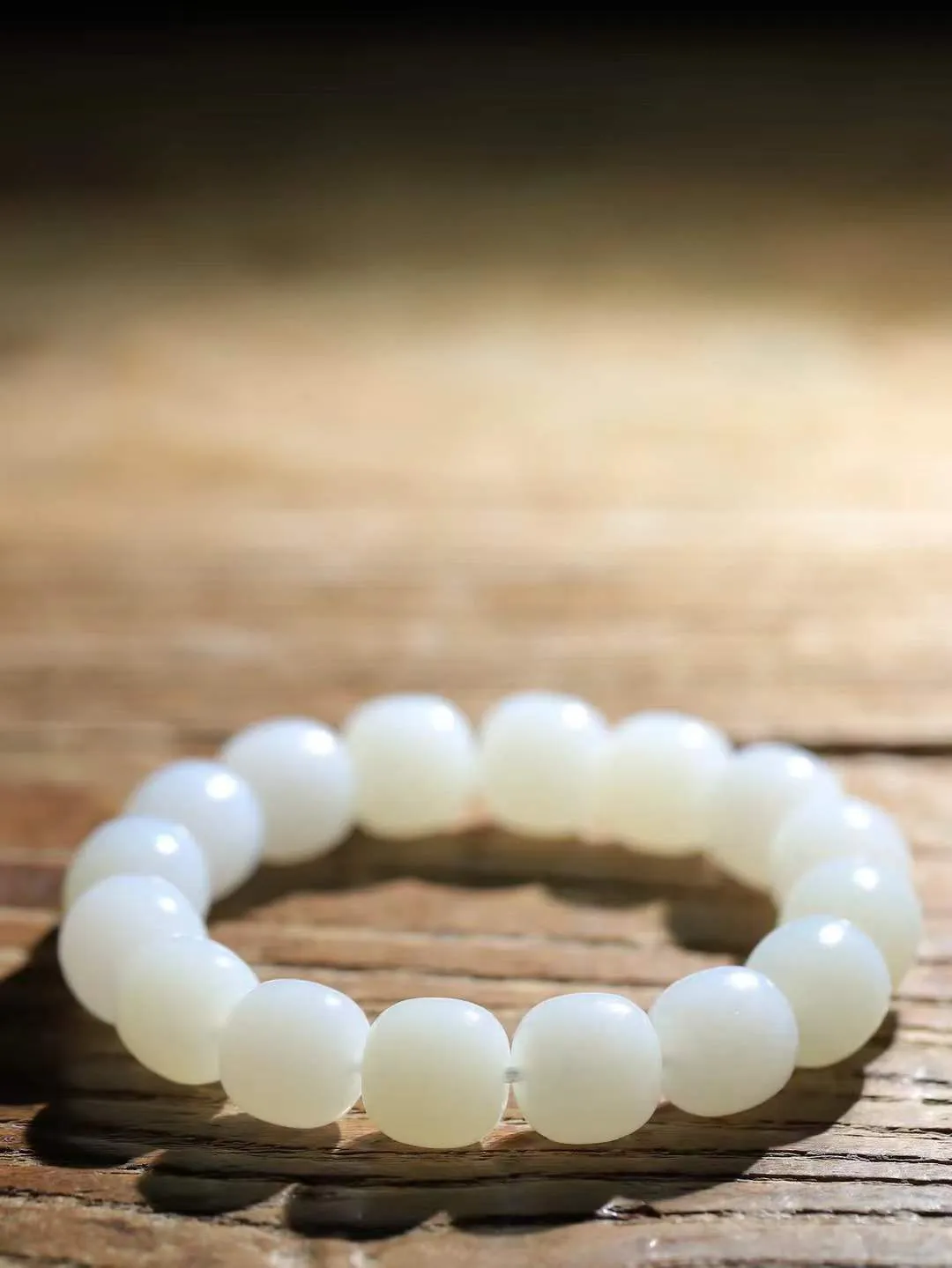 （老型珠.手串）

精品和田白玉老型珠手串，也可做手持，玉质细腻油润 饱满光滑 质朴无华，悠远简单，人心境界远，百世修炼深，心灵常驻善意持，觉悟人生百世修。重69.7克    尺寸取一12.5-13.8mm    541201201L