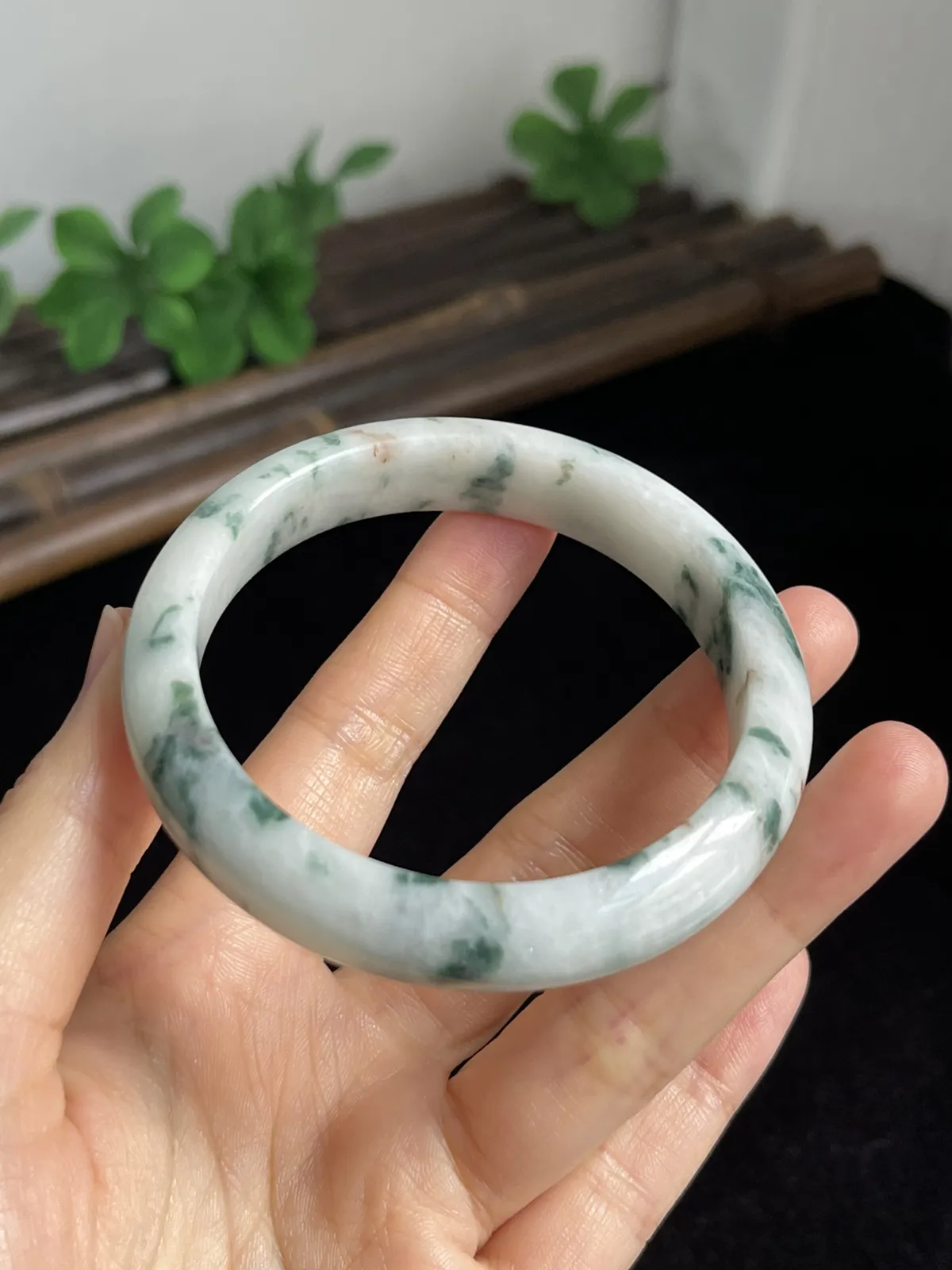 正圈56.3圈口，翡翠糯化种白底飘花飘绿手镯