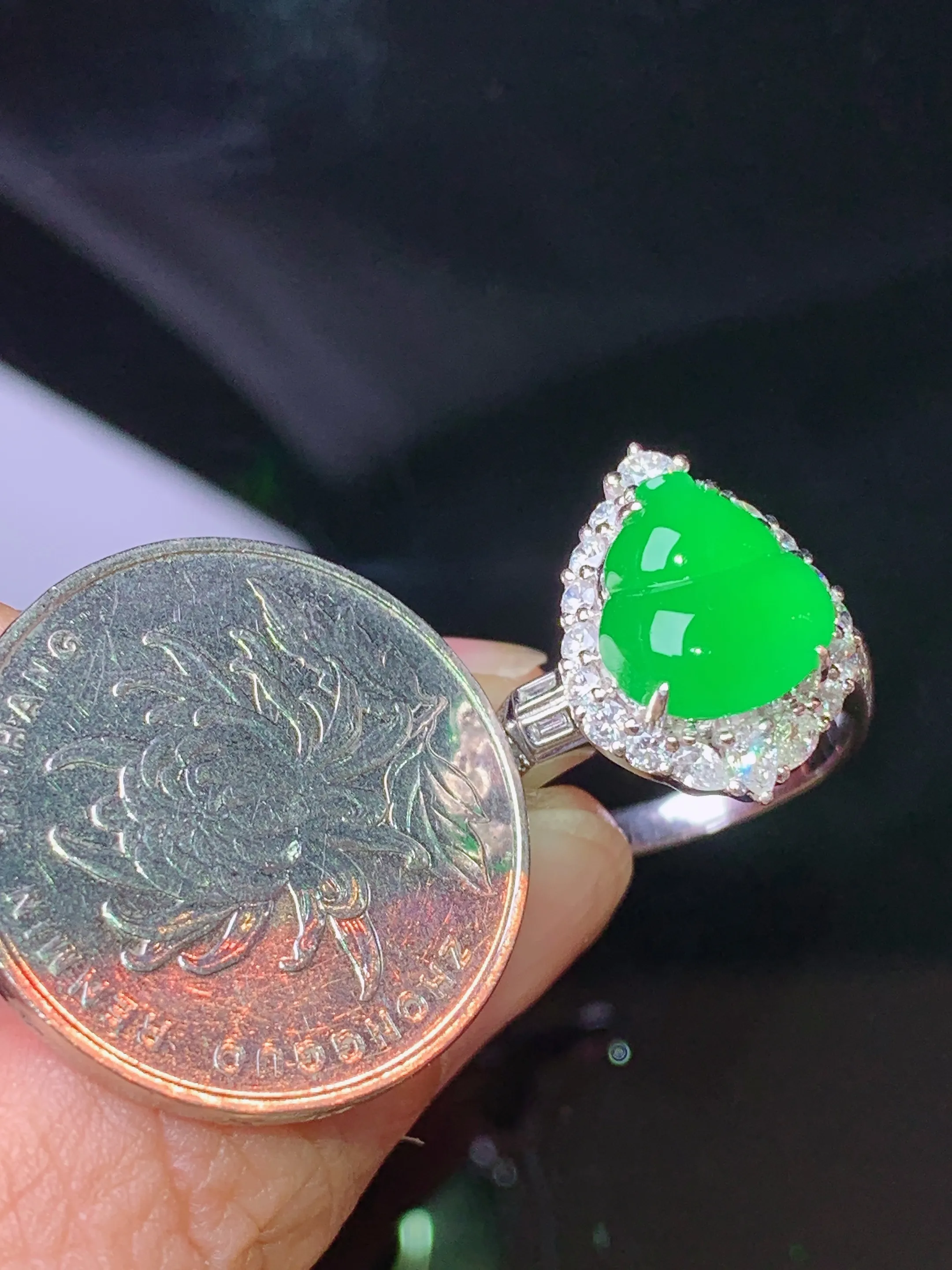 18k金钻镶嵌满绿葫芦戒指 玉质细腻 色泽清新艳丽 圈口14 整体尺寸17.2*12.6*10.5