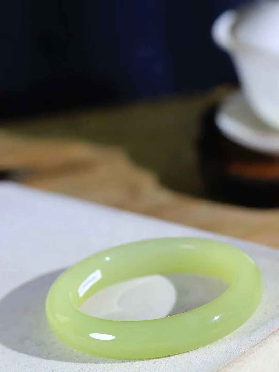 （柔情似水.手镯）

精品和田玉黄口手镯，玉质温润细腻，镯型饱满圆润，优雅知性，姽婳于幽静兮，又婆娑乎人间，经典款型，古朴典雅。极具灵性，腕间风情，风姿卓越。 重61.4克    内径56.5mm 尺寸12.7-9.4mm   781252444A