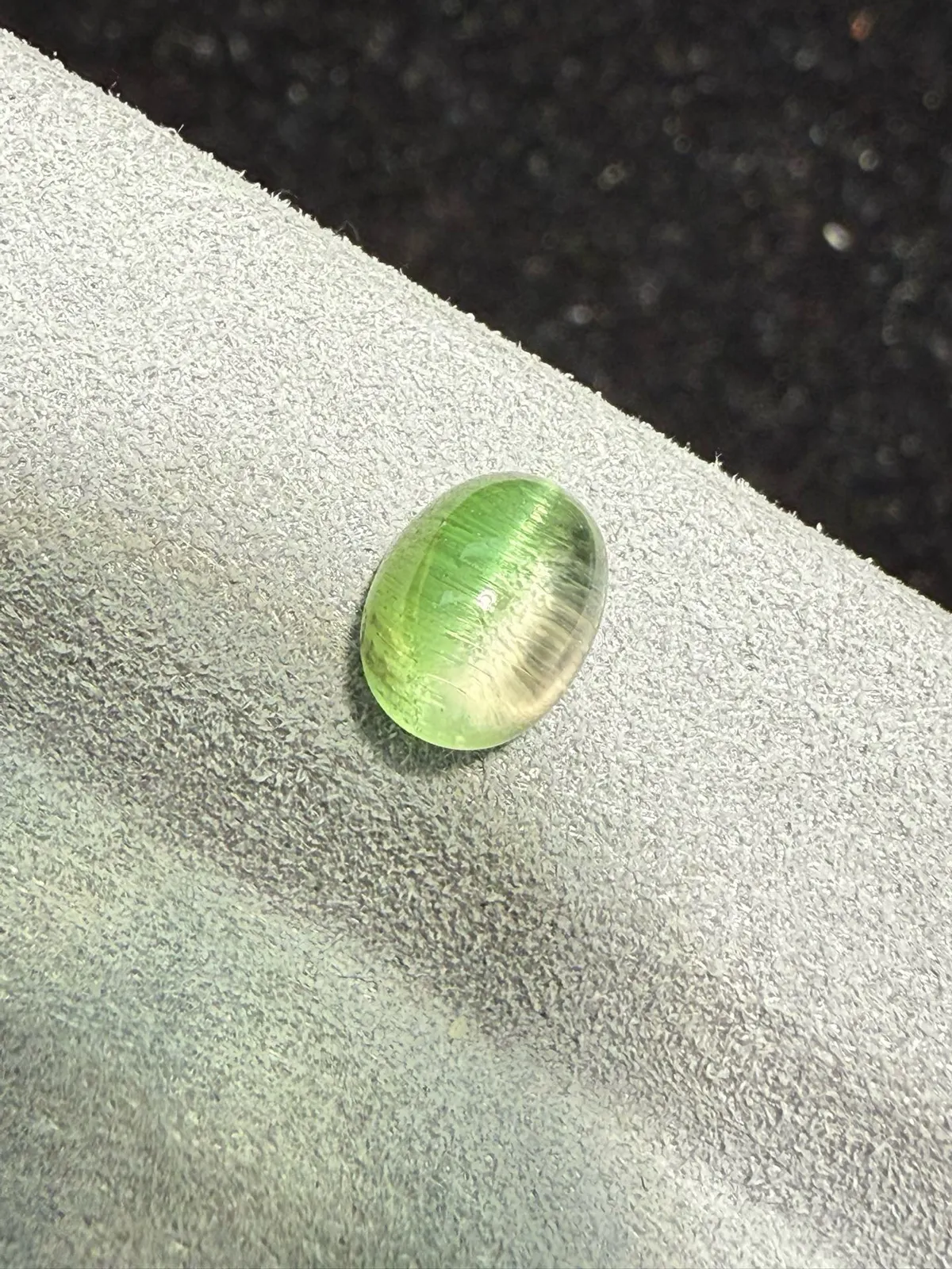 1.5克拉 西瓜碧玺猫眼裸石 猫眼效应犀利 晶体好[强][强] 水头十足 俏色系列可遇不可求 大约规格：7.2*5.5*4.3mm