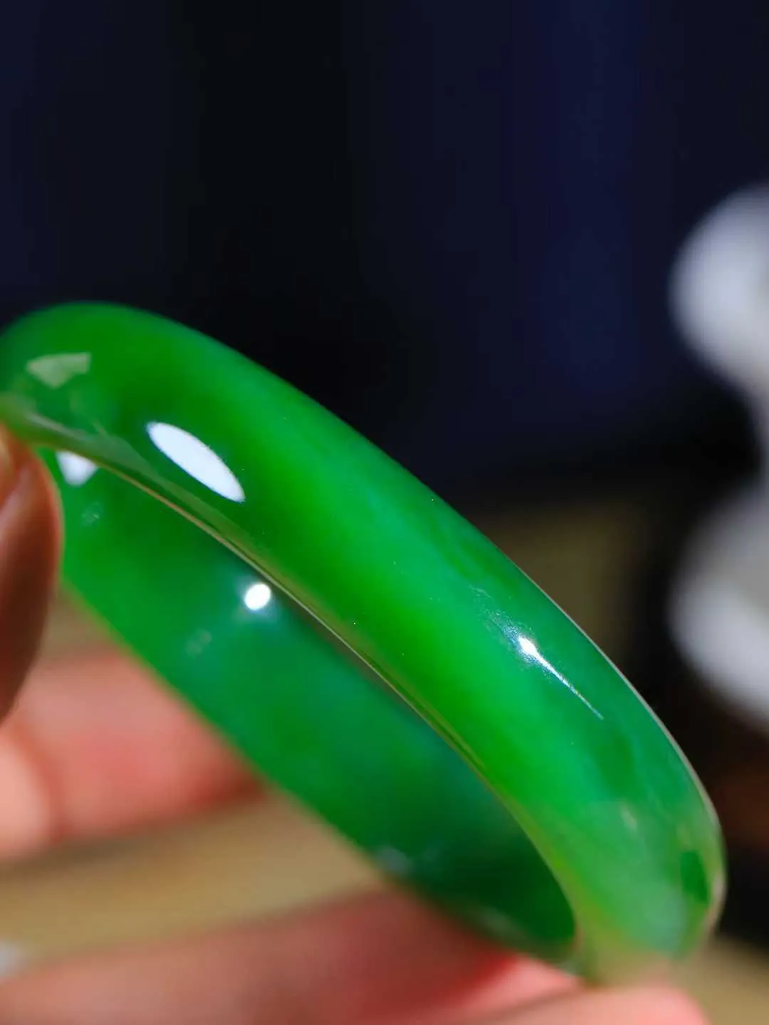 【碧波流转·手镯】

收藏级和田玉碧玉猫眼手镯，玉质细腻温润，手感舒适，️线条流畅，简约大气，美自天成，佩戴于腕间，婉约之美，举手投足间透出那份低调奢华，醉人心扉。
重56.7克 内径圈口57.5mm尺寸13.2-8.5mm  FDA-131202408