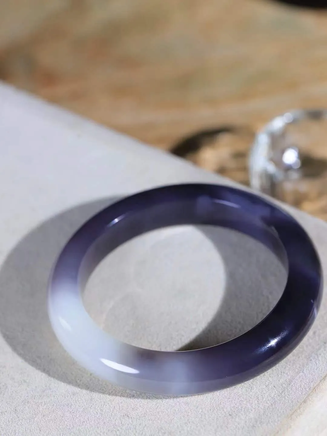 【婉约佳人.手镯】

精品和田玉烟紫白双色手镯 玉质温润细腻 油性十足 手感舒适，高华雅逸，线条流畅，简约大气，美自天成，素雅高贵。佩戴于腕间，婉约之美，举手投足间透出那份低调奢华。重53.2克 内径53.5mm  尺寸11.7-9.2mm   FDL-111272433