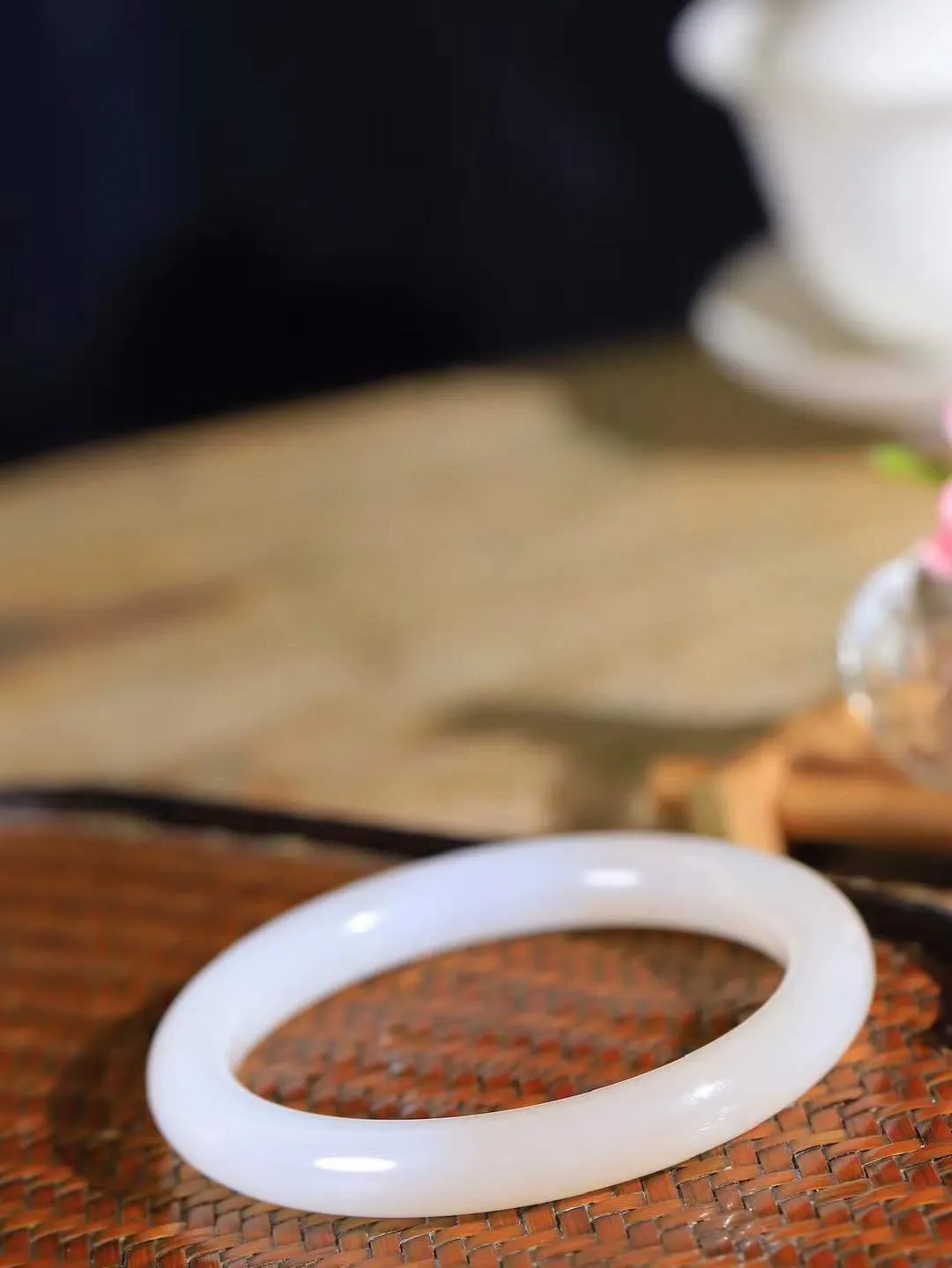 【柔情素语·手镯】

精品和田玉白玉藕粉双色圆条手镯，玉质细腻温润，手感舒适，️线条流畅，简约大气，美自天成，佩戴于腕间，婉约之美，举手投足间透出那份低调奢华，醉人心扉。重43克 内径圈口58mm  尺寸9.7-9mm   FDA-551242500