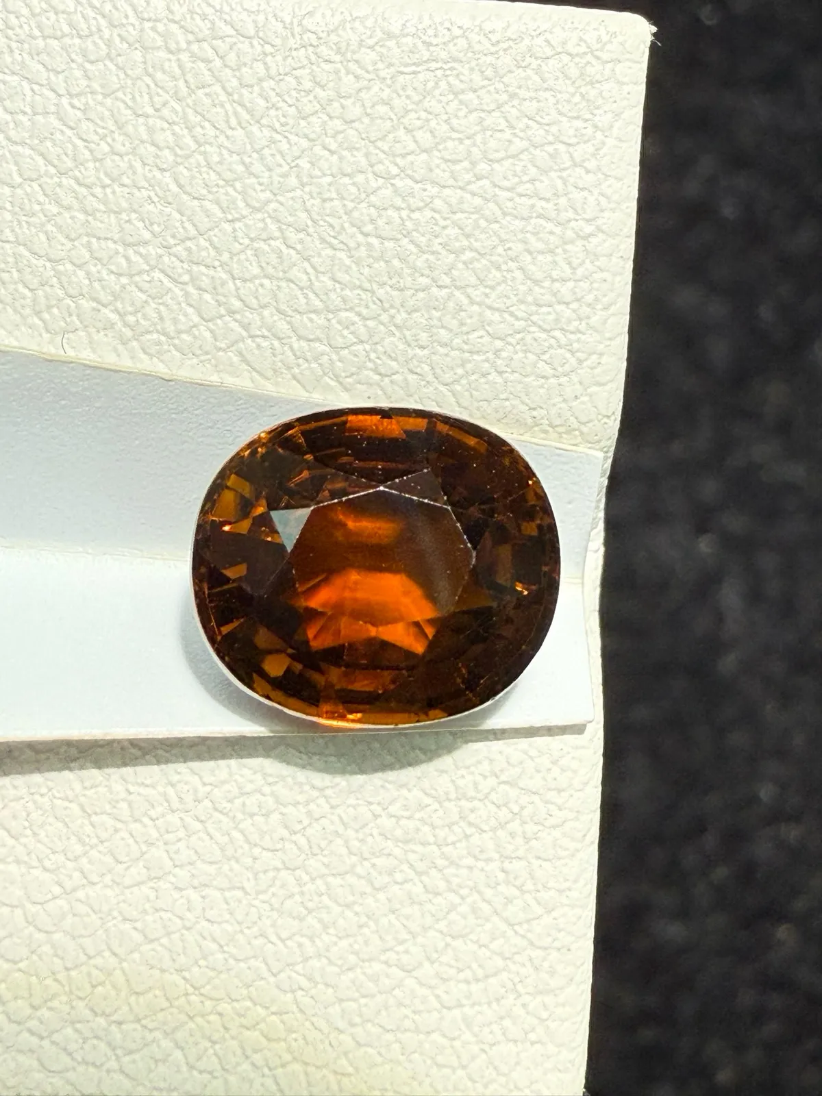 【高端珠宝】天然极美碧玺裸石
重量: 3.51ct  规格: 9.5*8.2*6.1毫米
精湛切工，满身火彩
台面大，实物更美，可以代镶嵌设计。