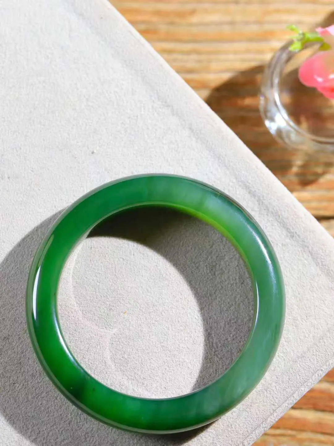 【温润如心.镯】

精品和田玉碧玉猫眼手镯，精选上等碧玉料，色泽清透，质地细腻。佩戴它，感受千年玉文化的温润与优雅，愿它为您带来平安与幸福。重54.6克  尺寸53.5-11.7-8.9mm  101202411A