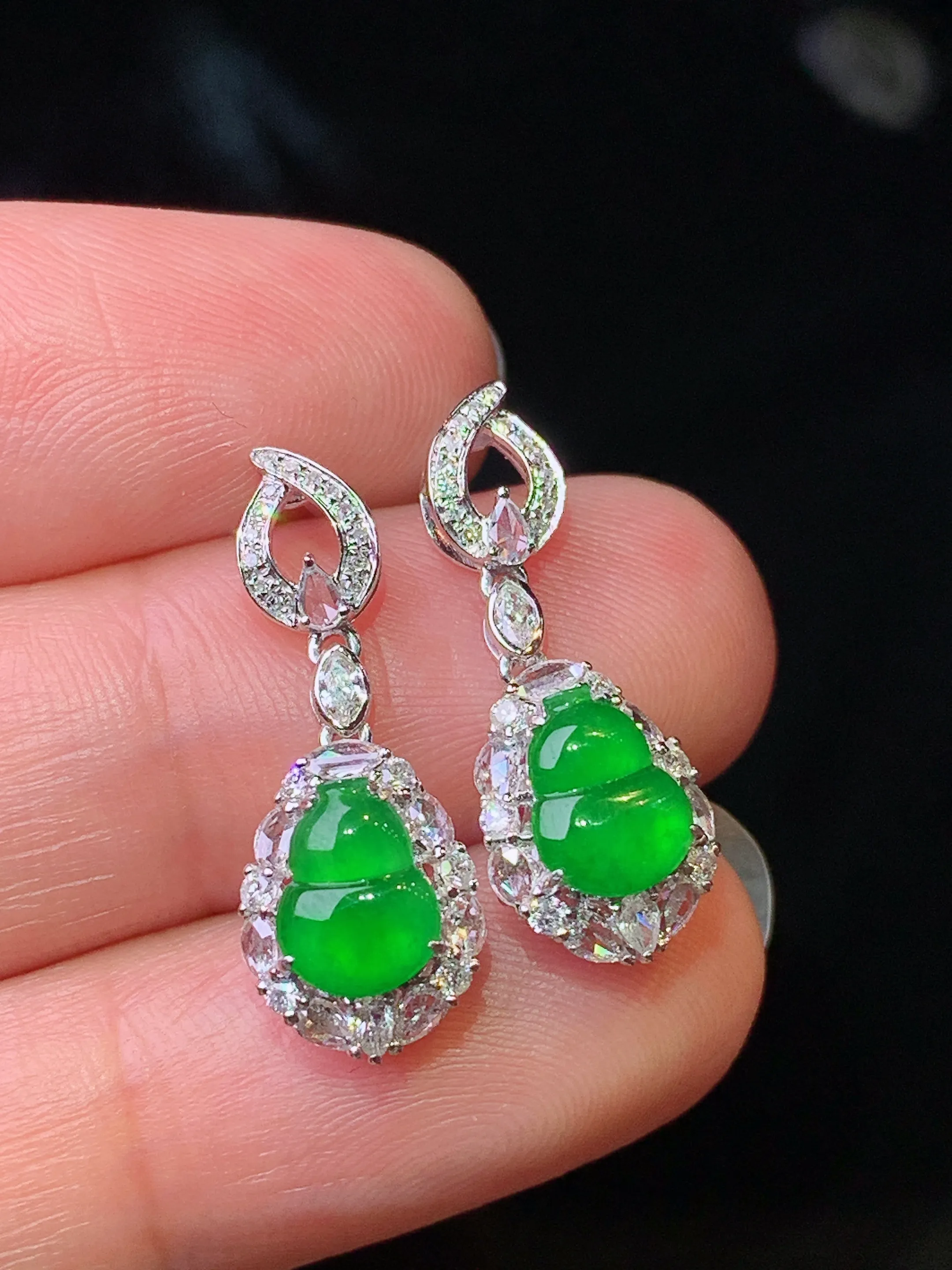 18k金钻镶嵌满绿葫芦耳坠 玉质细腻 色泽清新艳丽 整体尺寸22.5*8.5*5.7