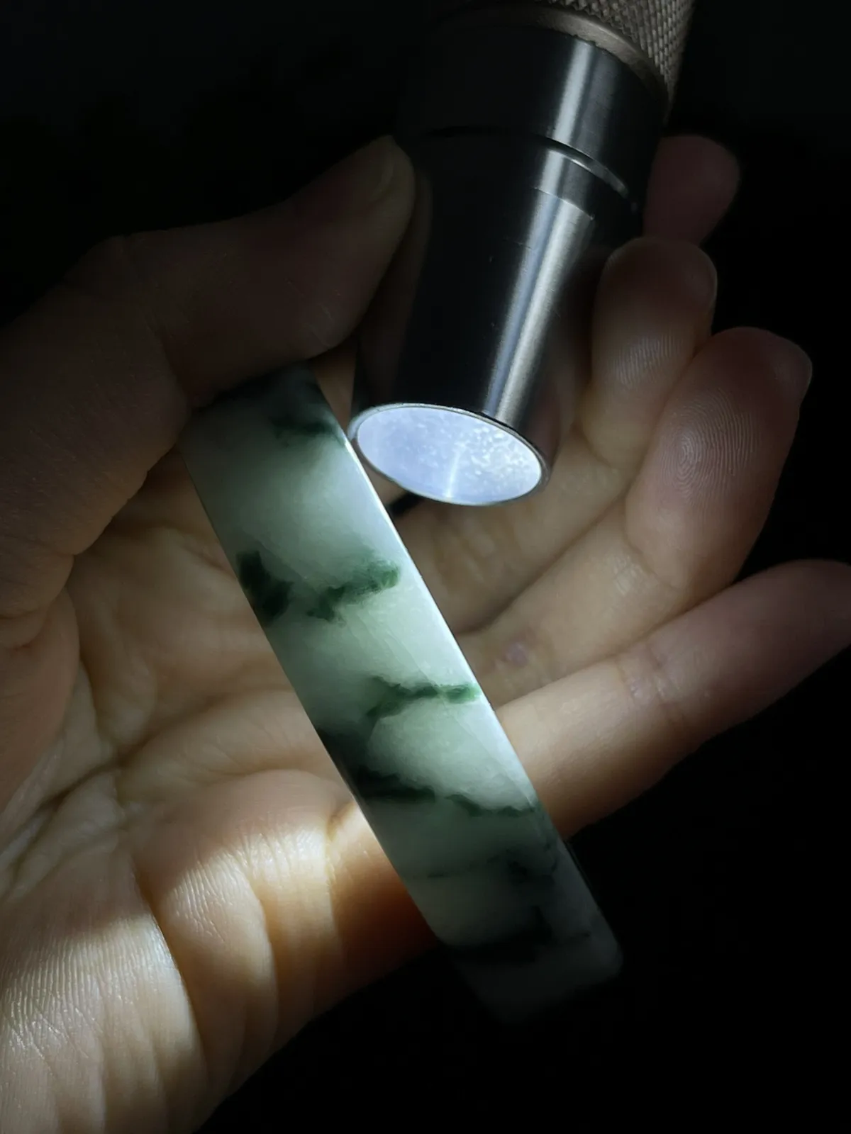 正圈56.5圈口，翡翠糯化种飘绿手镯，非常独特的方形手镯，飘片片蓝绿碎花，仙气飘飘，上手非常漂亮