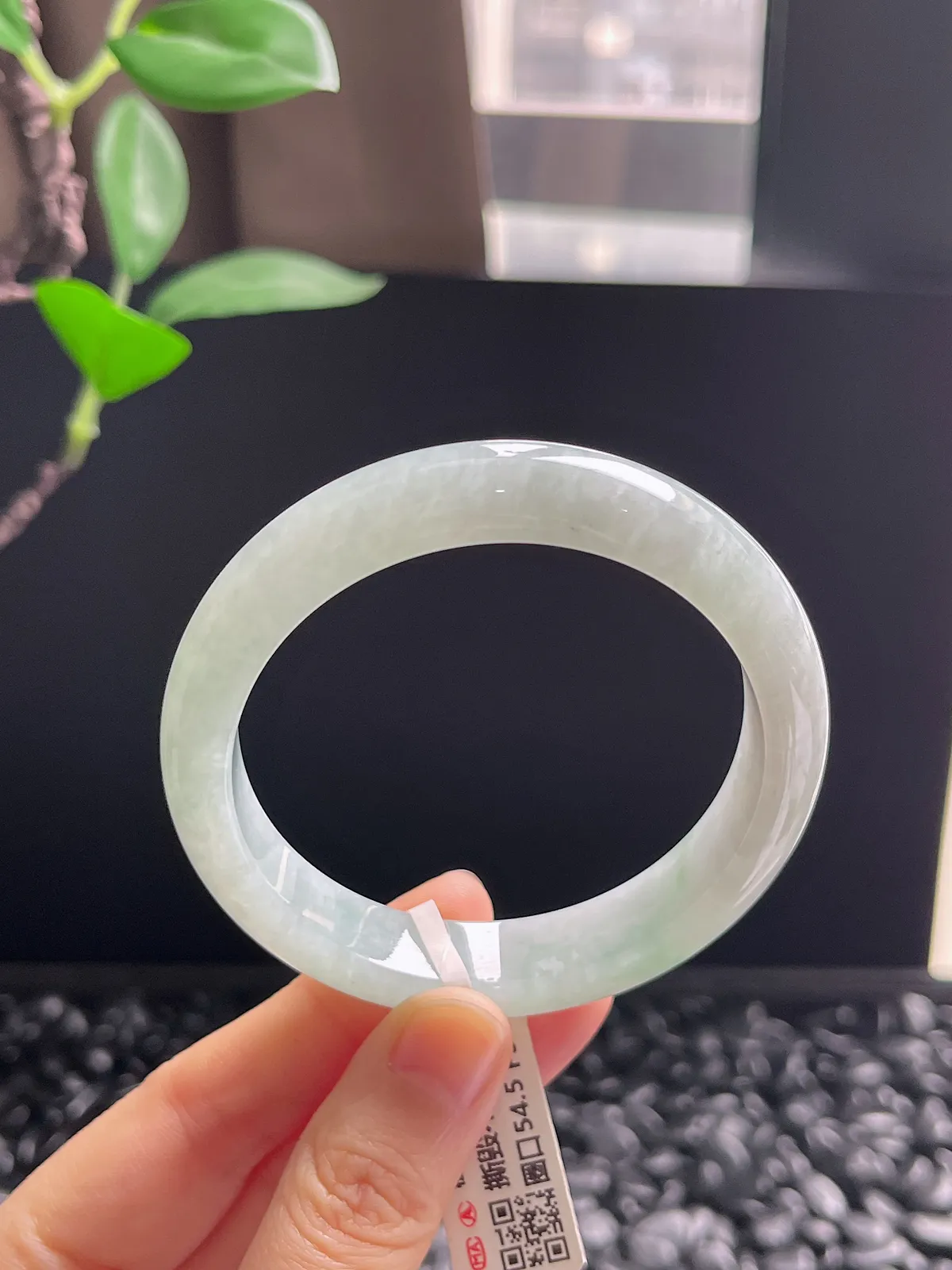 正圈54.5圈口，翡翠冰糯种淡绿色手镯